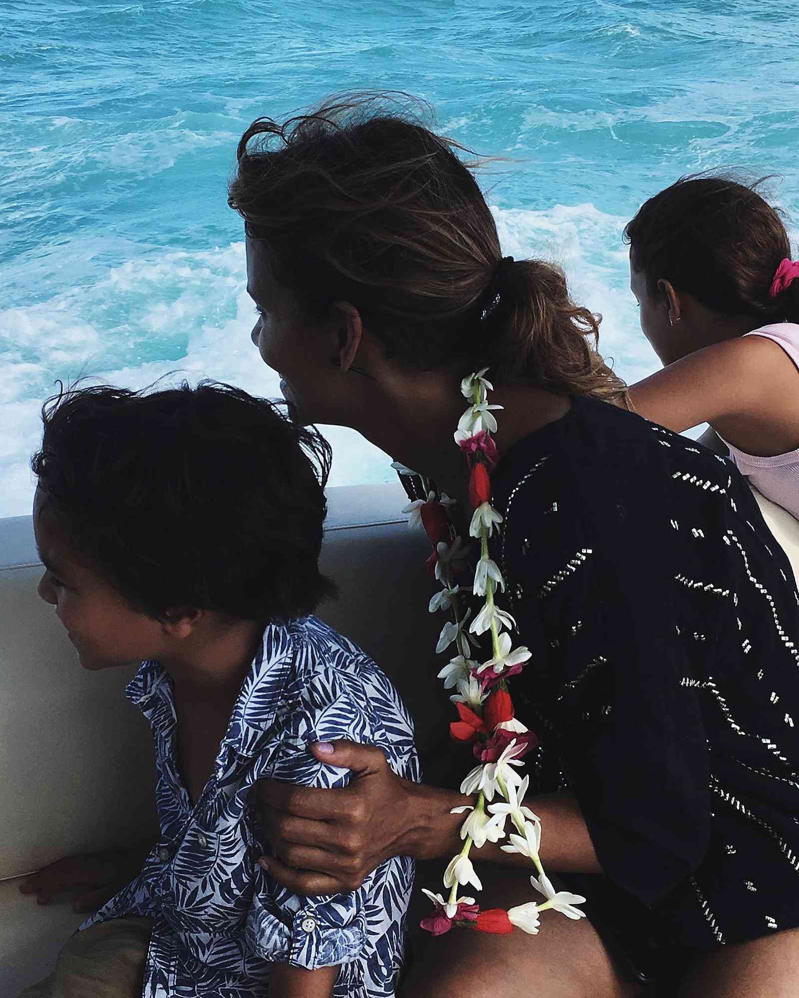 Halle Berry hielt ihren kleinen Sohn Maceo während eines Familienausflugs mit dem Boot fest im Arm und trug dabei eine bunte Blumenkette, während sie den Blick aufs Meer genossen. | Quelle: Instagram via @halleberry