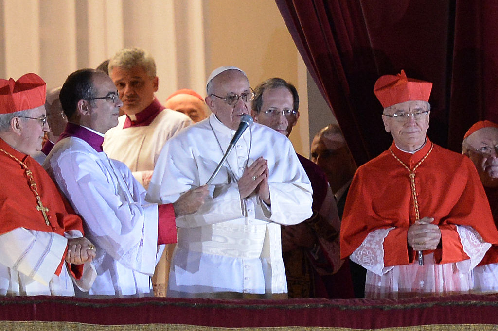 Der argentinische Kardinal Jorge Bergoglio, der zum Papst Franziskus (C) gewählt wurde, spricht zur Menge auf dem Balkon des Petersdoms, nachdem er am 13. März 2013 im Vatikan zum 266. Papst der römisch-katholischen Kirche gewählt wurde