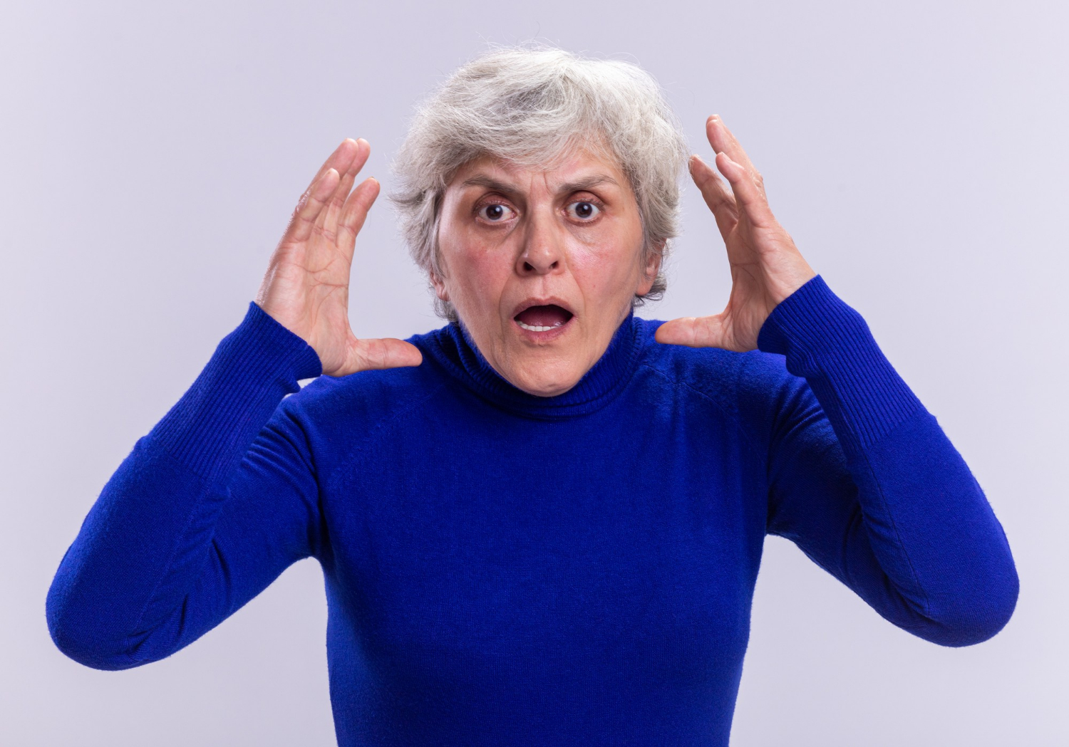 Eine extrem genervte ältere Frau | Quelle: Freepik