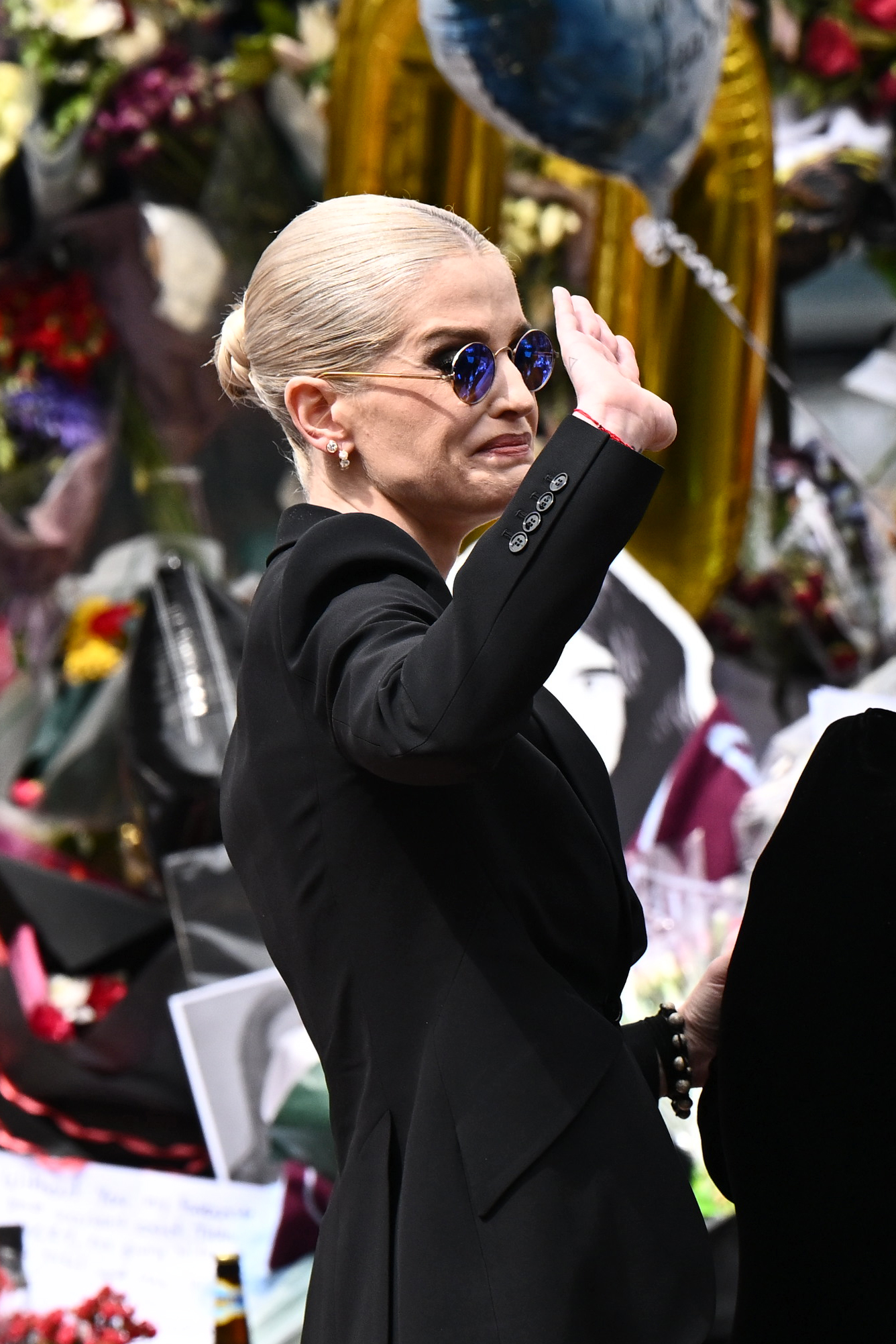Kelly Osbourne begrüßt ihre Fans, als sie am 30. Juli 2025 in Birmingham, England, eintrifft, um sich die Gedenkveranstaltungen für den verstorbenen Ozzy Osbourne anzusehen. | Quelle: Getty Images