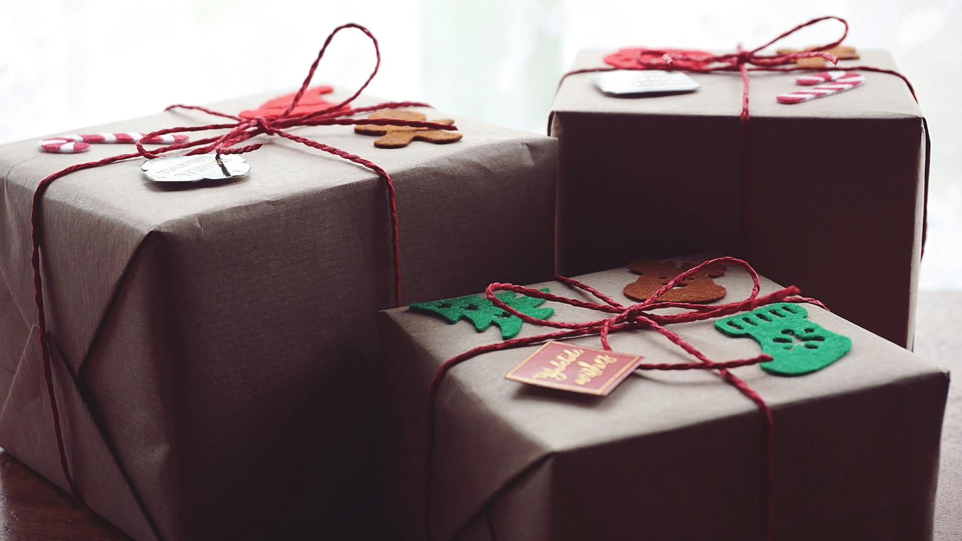 Ordentlich verpackte Weihnachtsgeschenke | Quelle: Pexels