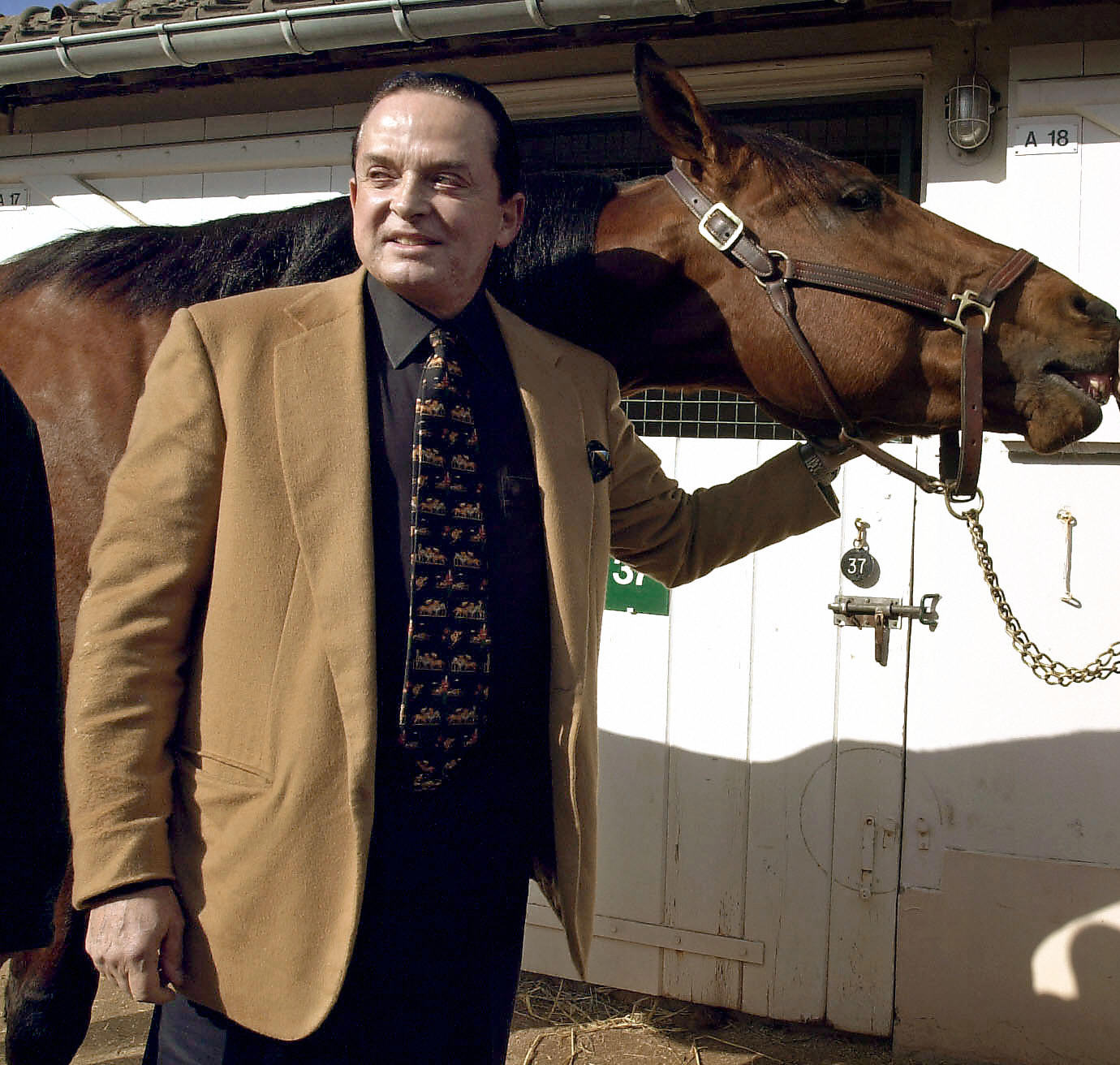 Alec Wildenstein posiert mit seinem Pferd Kesaco Phedo, dem Gewinner des Drei-Jahres-Kriteriums und des Prix de Vincennes, am 7. März 2002. | Quelle: Getty Images