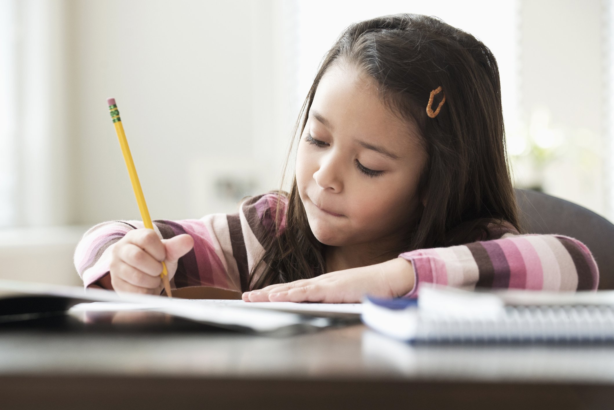 Kleines Mädchen, das schreibt | Foto: Getty Images