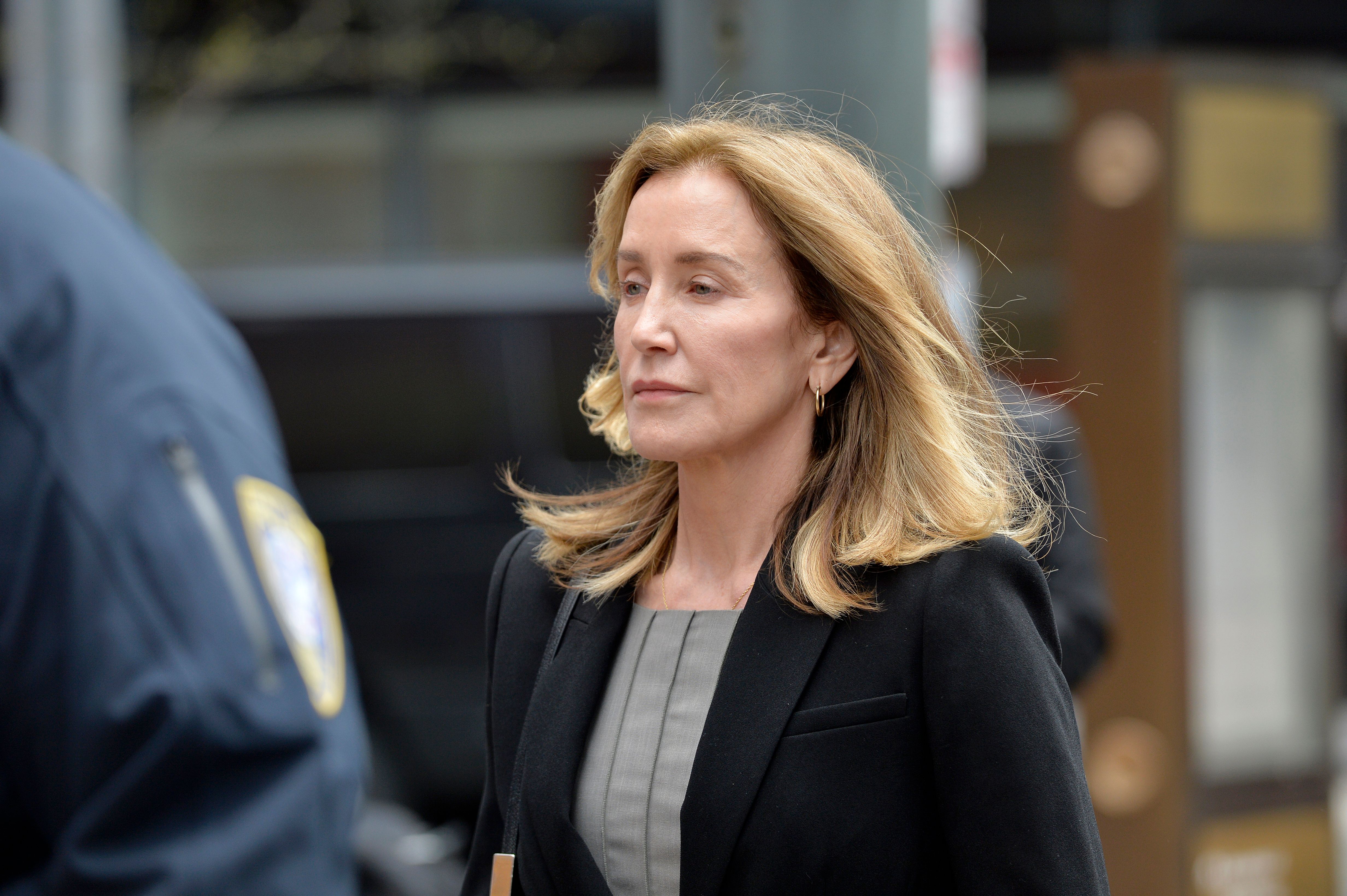 Felicity Huffman wird am 13. Mai 2019 in Boston, Massachusetts, von der Polizei zum Gericht begleitet. | Quelle: Getty Images