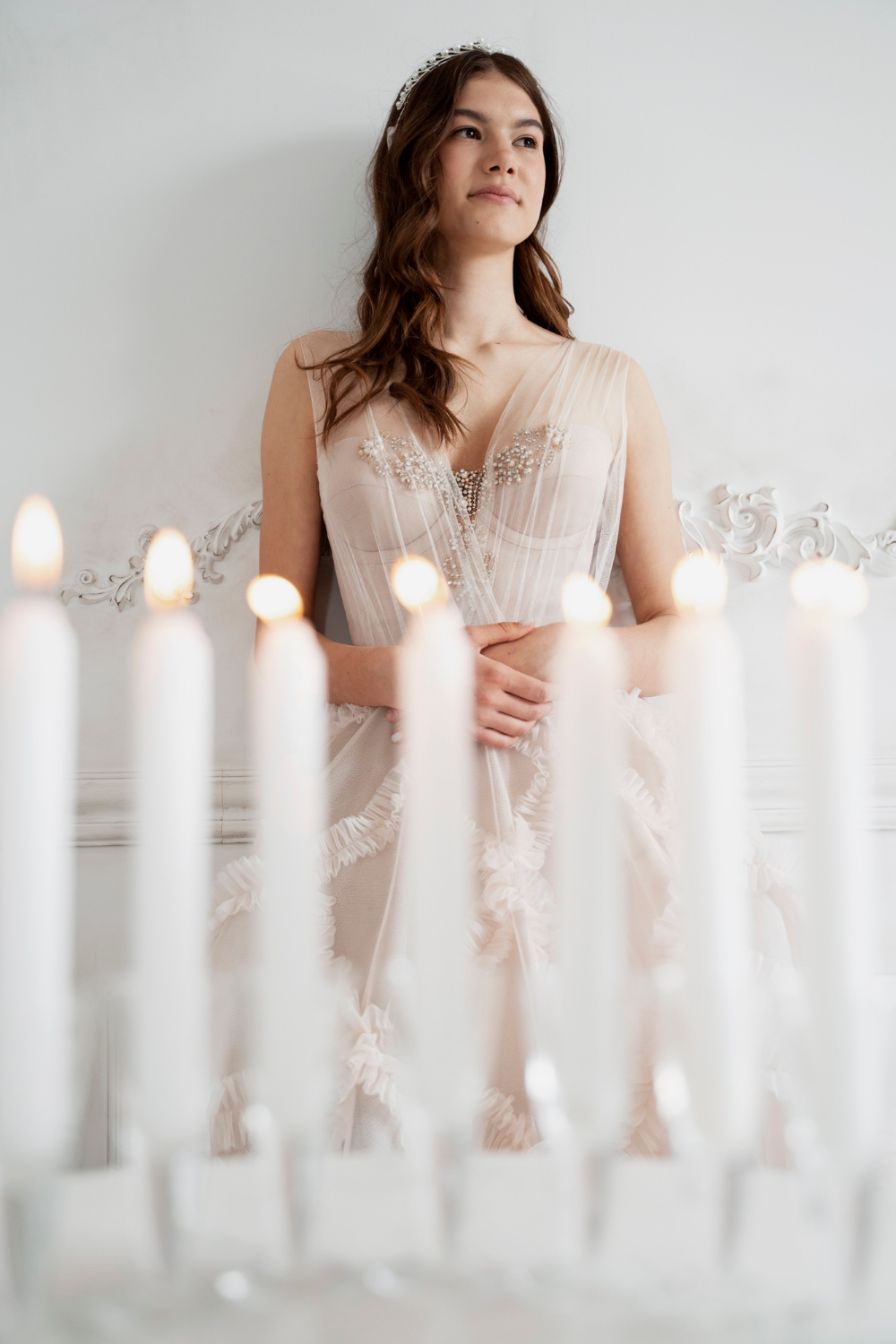 Ein Mädchen trägt ein zartrosa Kleid | Quelle: Freepik