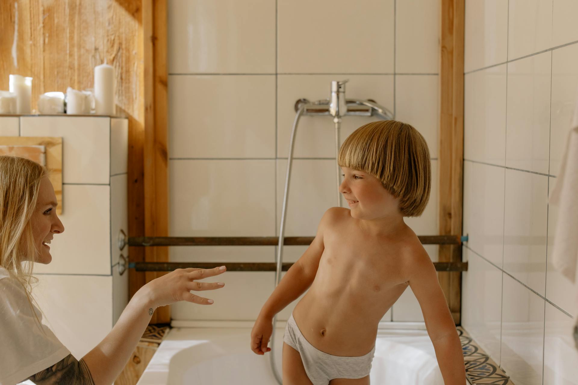 Eine Mutter mit ihrem Sohn im Badezimmer | Quelle: Pexels