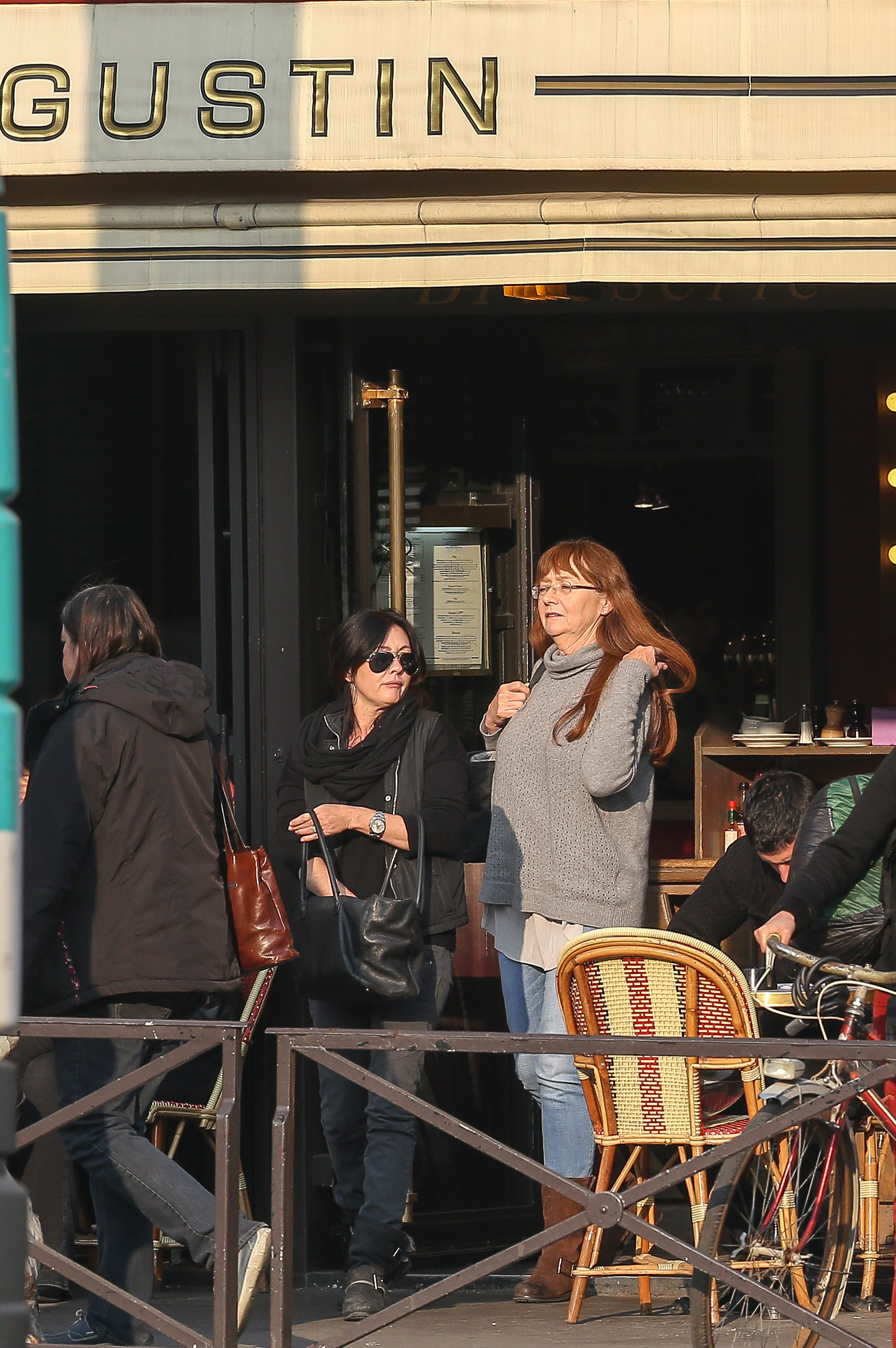 Shannen Doherty und ihre Mutter Rosa Doherty verlassen das Restaurant "Saint Augustin" am 13. März 2014 in Paris, Frankreich | Quelle:  Getty Images