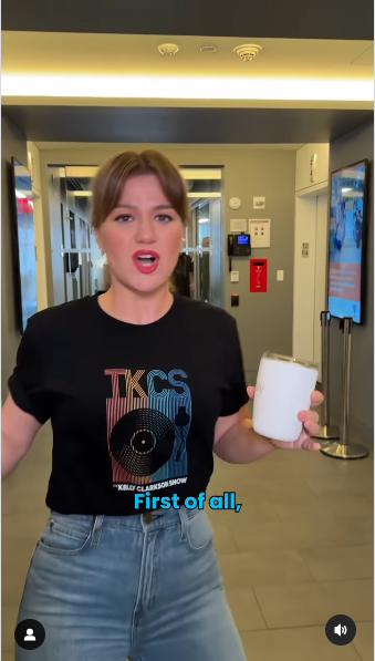 Ein Foto von Kelly Clarkson, die eine neue Frisur vorstellt, aus einem Video, das am 23. September 2024 gepostet wurde | Quelle: Instagram/kellyclarksonshow