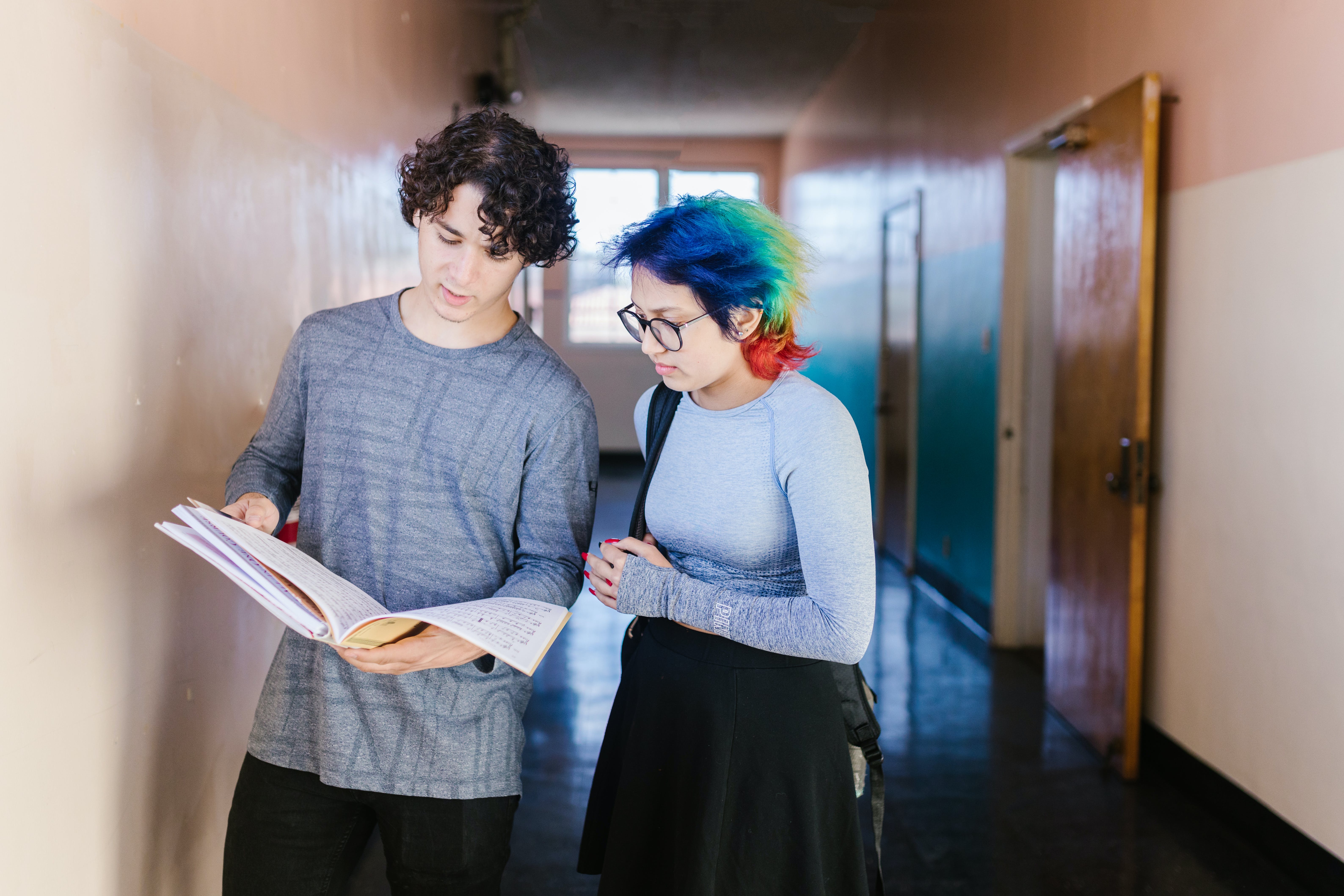 Teenager mit Buch in der Schule | Quelle: Pexels