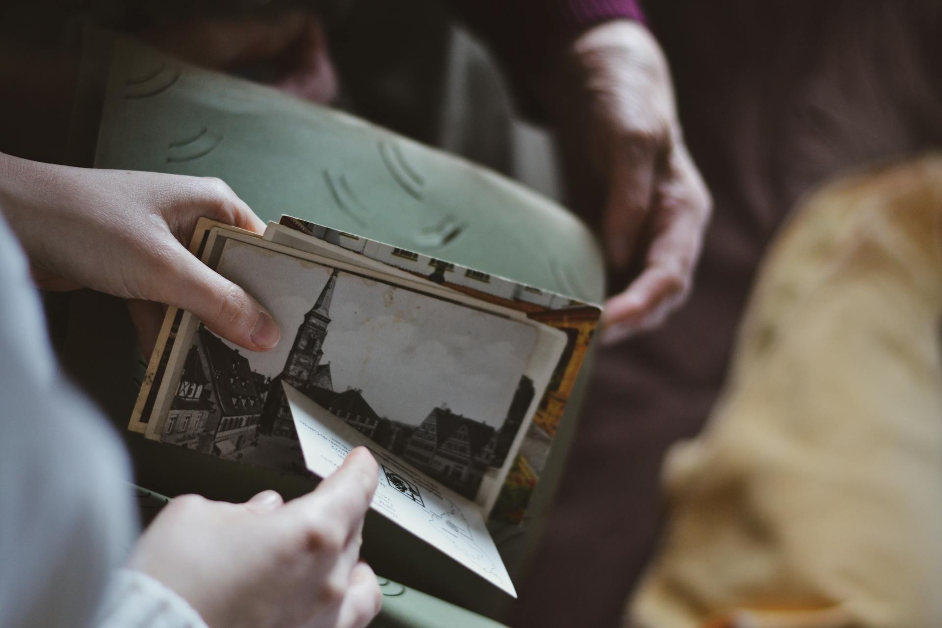 Eine Frau mit alten Fotos | Quelle: Pexels