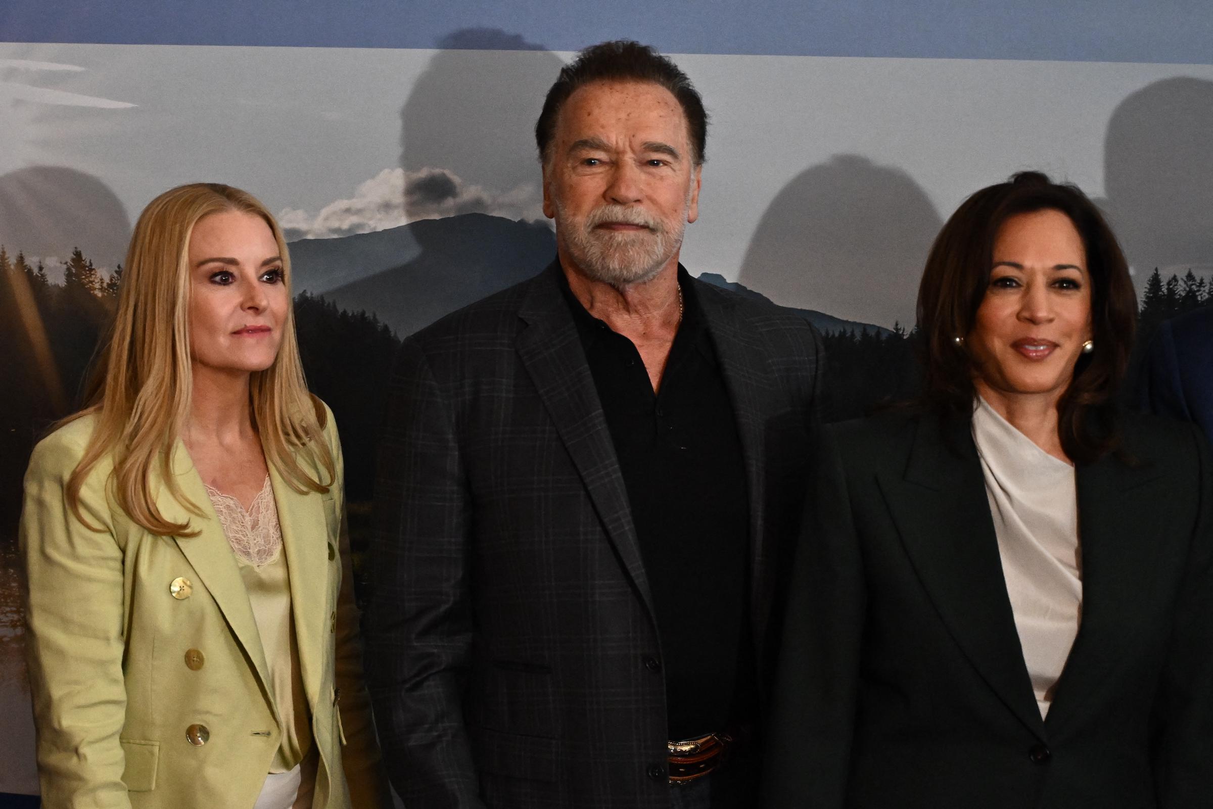 Nachdem klarere Aufnahmen ihrer Gesichtszüge aufgetaucht waren, verglichen Internetnutzer Heather Milligans Gesicht mit dem von Maria Shriver. Auf diesem Foto posierten sie, Arnold Schwarzenegger und Kamala Harris für die Kamera, als sie am 16. Juni 2026 in Wien, Österreich, zur österreichischen Weltkonferenz der Schwarzenegger-Klimainitiative in der Hofburg eintrafen. | Quelle: Getty Images