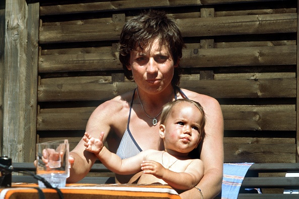 „Rosi Mittermaier mit ihrer einjährigen Tochter Ameli im Sommerurlaub an der Nordsee, 1982. | Quelle: Getty Images"