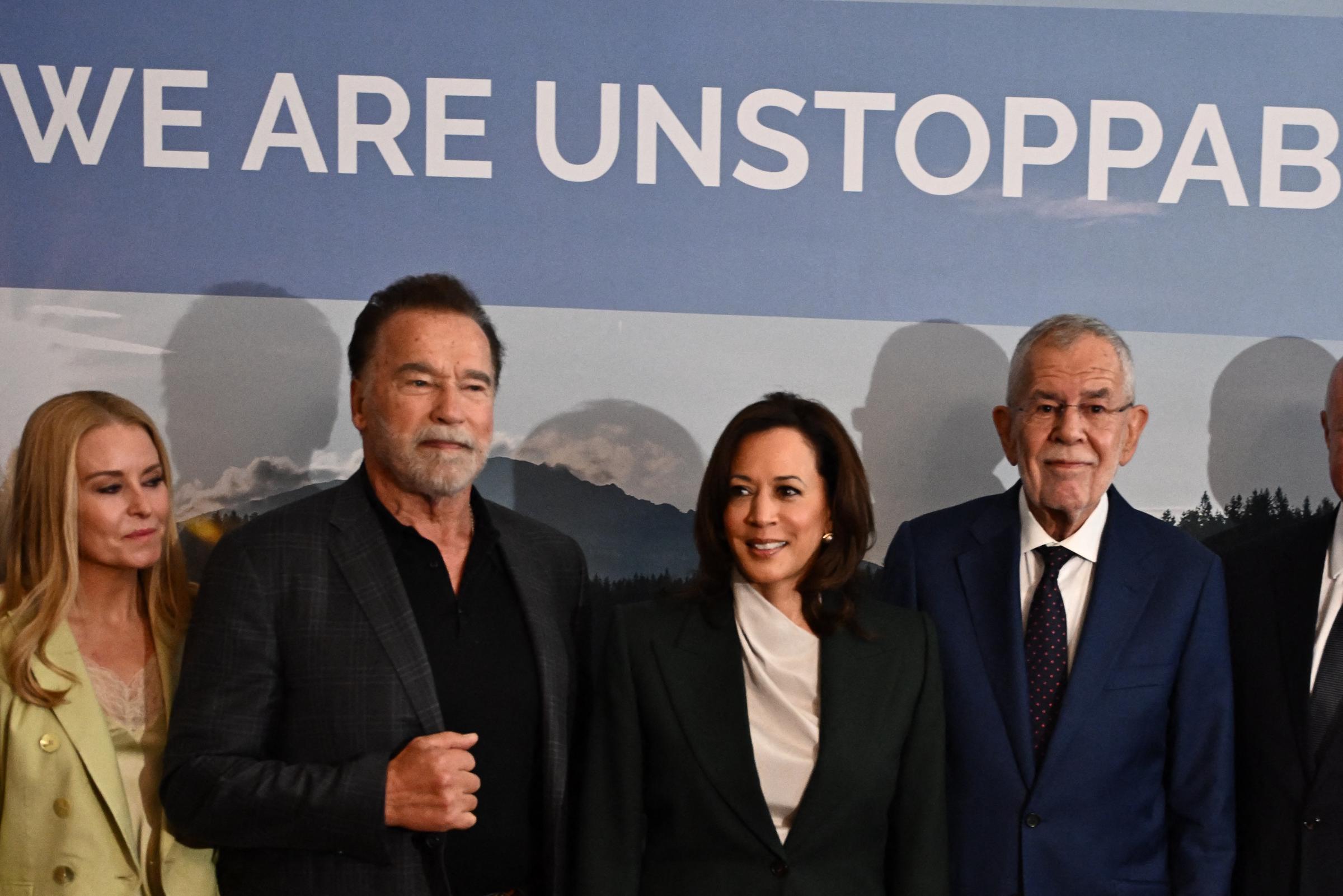 Arnold Schwarzenegger und Heather Milligan traten gemeinsam mit mehreren anderen namhaften Politikern selten öffentlich in Erscheinung. Auf diesem Foto posierten sie bei ihrer Ankunft zum österreichischen Weltgipfel der Schwarzenegger-Klimainitiative am 16. Juni 2026 in Wien, Österreich. | Quelle: Getty Images
