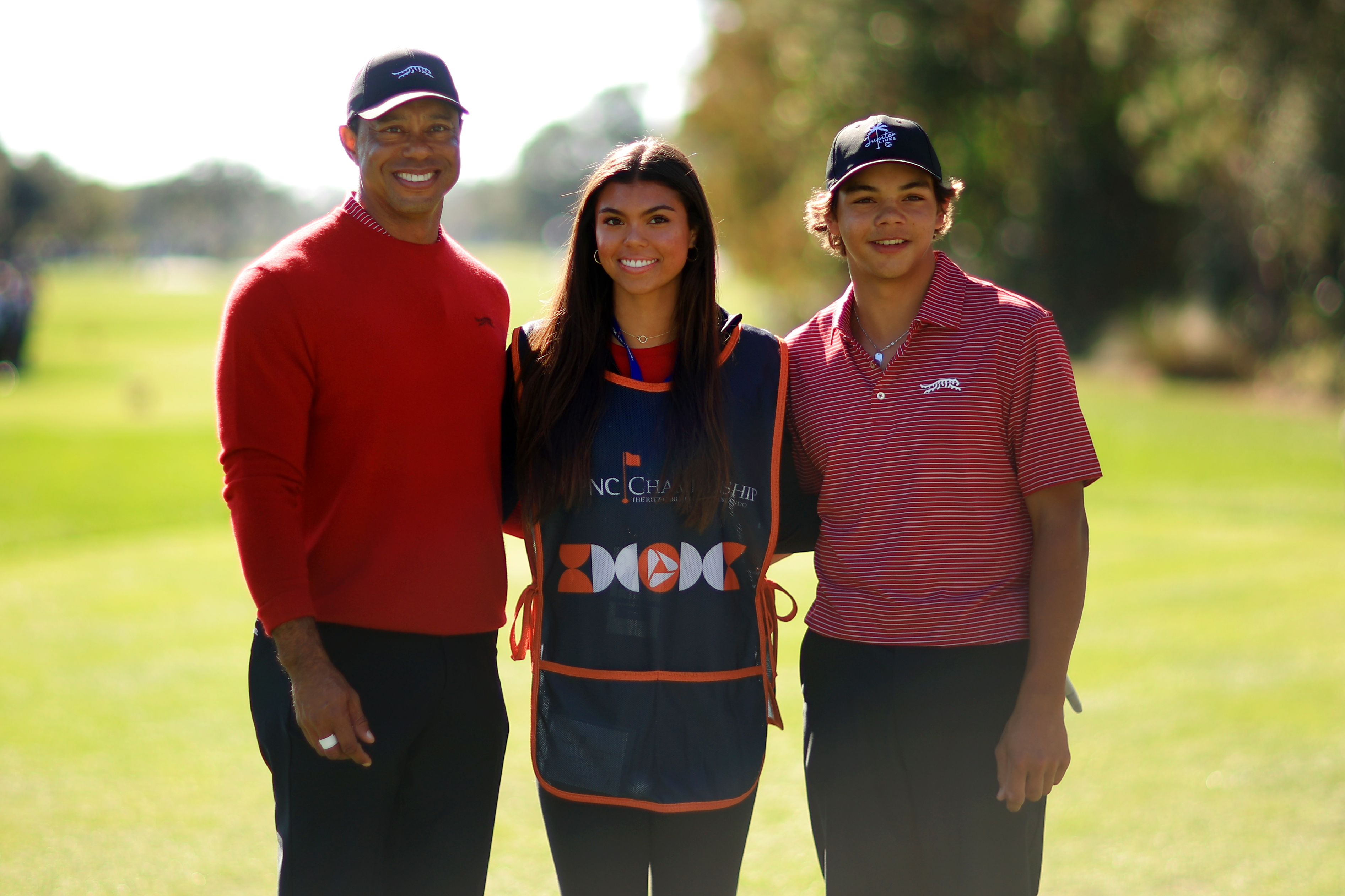 Tiger, Sam und Charlie Woods stehen während der zweiten Runde der PNC Championship im Ritz-Carlton Golf Club in Orlando, Florida, am 22. Dezember 2024 am ersten Abschlag | Quelle: Getty Images