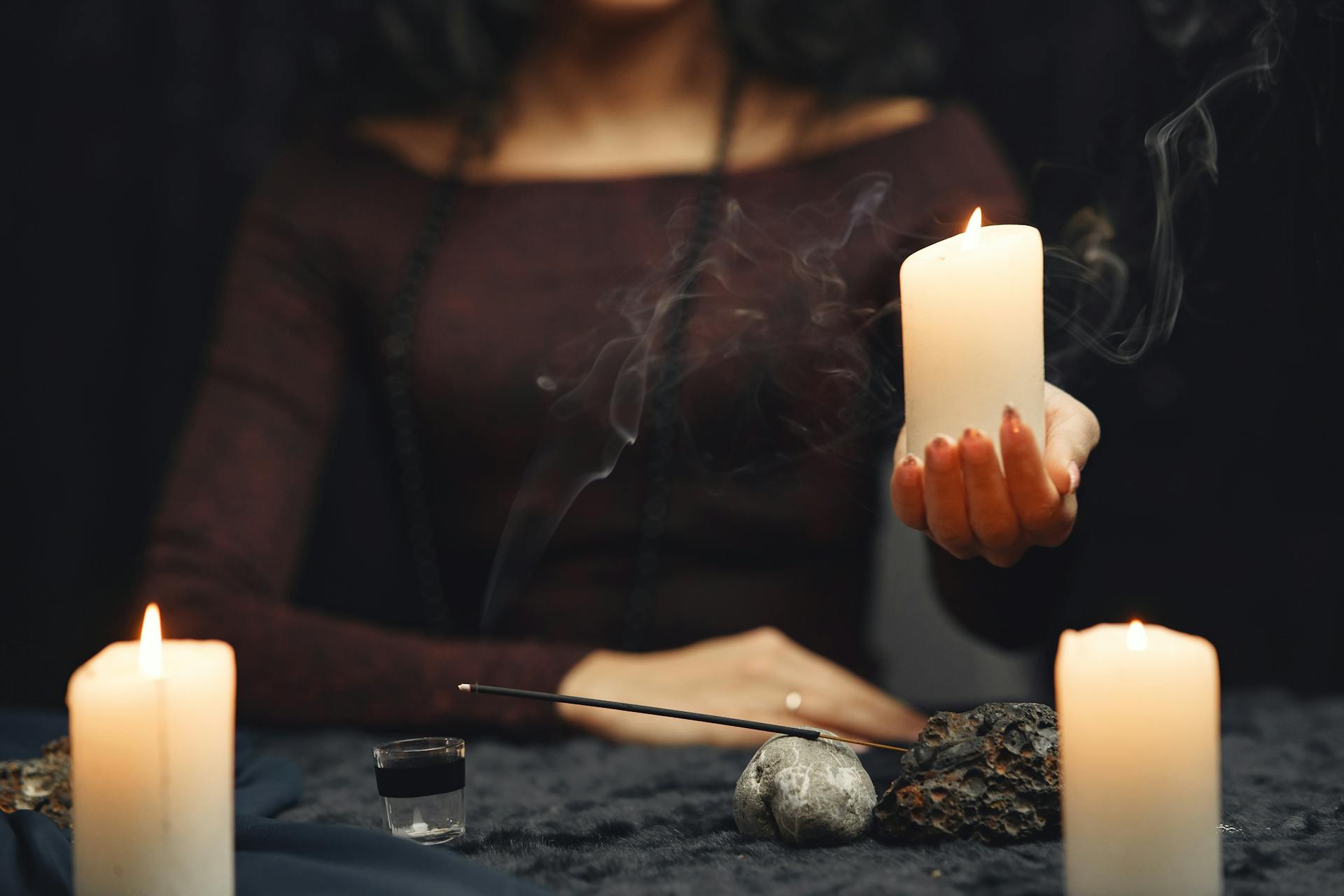Eine Frau hält eine Kerze | Quelle: Pexels
