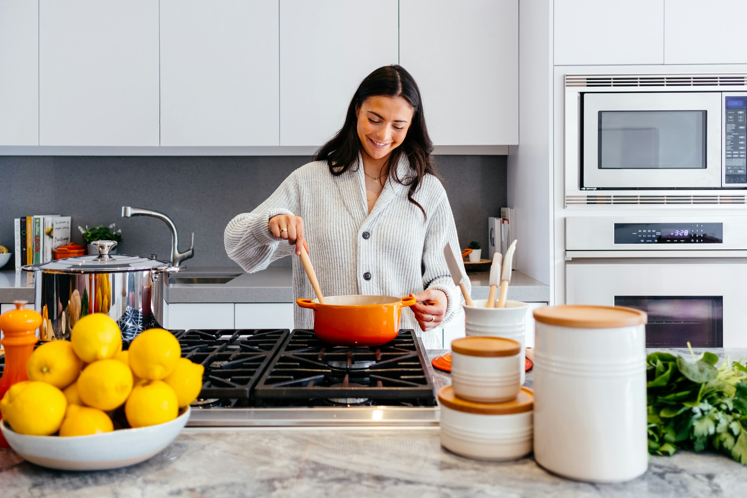 Eine Frau, die Essen kocht | Quelle: Unsplash