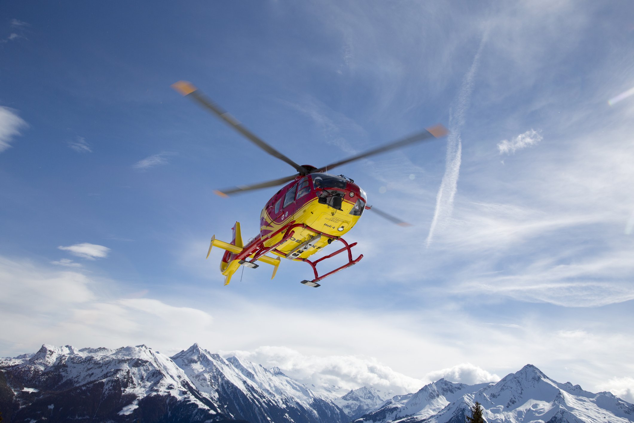 Hubschrauber in den Bergen | Quelle: Getty Images