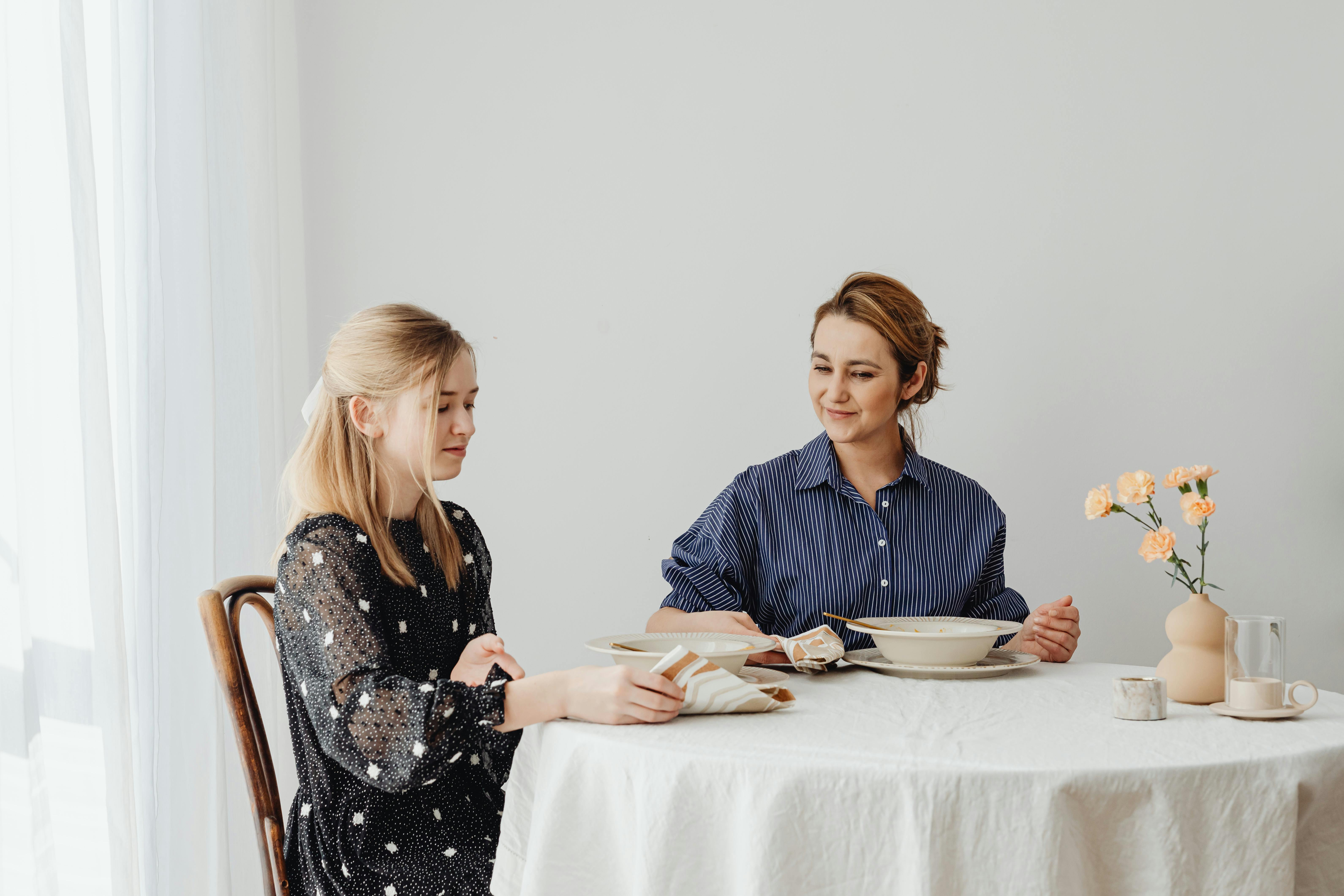 Zwei Frauen beim Essen | Quelle: Pexels