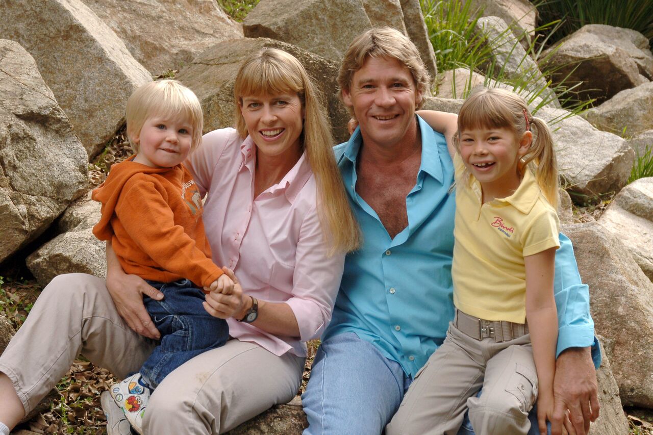 Steve Irwin posiert mit seiner Familie. | Quelle: Getty Images