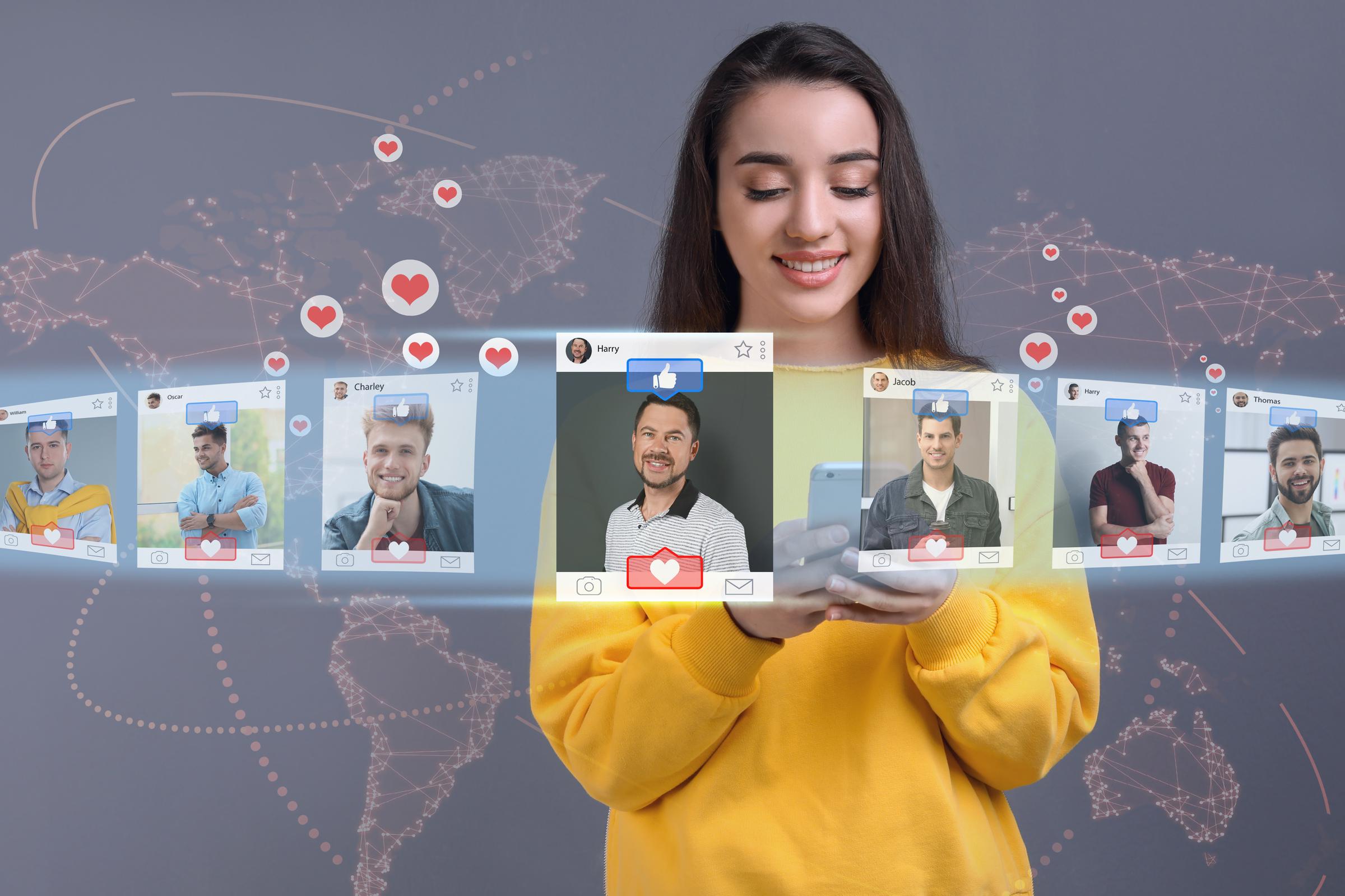 Eine Frau beim Stöbern in Dating-Apps | Quelle: Shutterstock