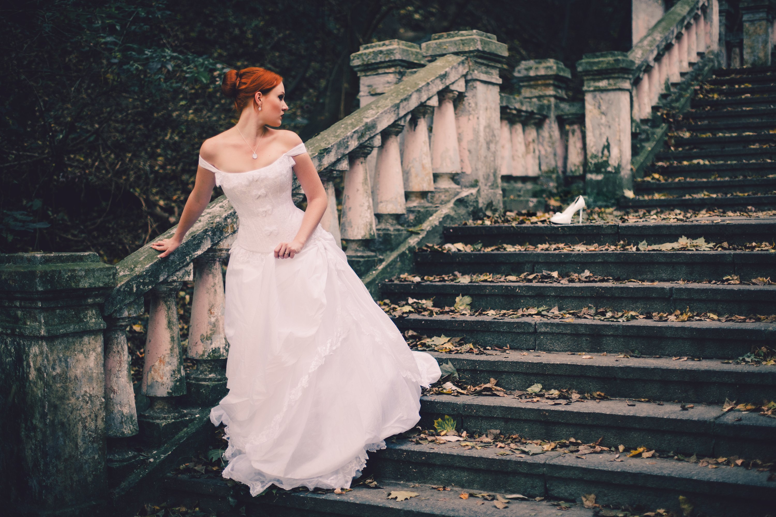Schöne Braut auf der Treppe | Quelle: Shutterstock