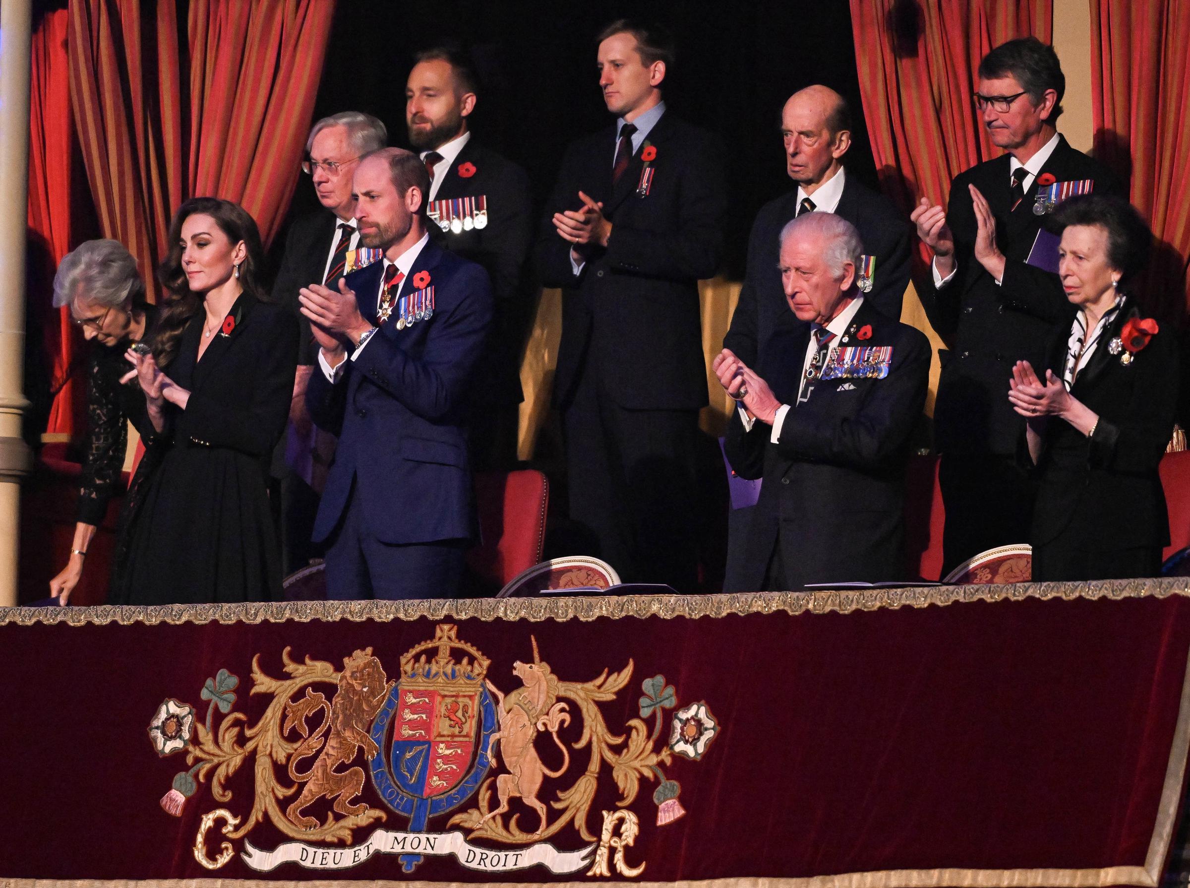 Catherine, Prinzessin von Wales, Prinz William, Prinz von Wales, König Charles III. und Prinzessin Anne, Prinzessin Royal besuchen das Royal British Legion Festival of Remembrance am 9. November 2024 | Quelle: Getty Images