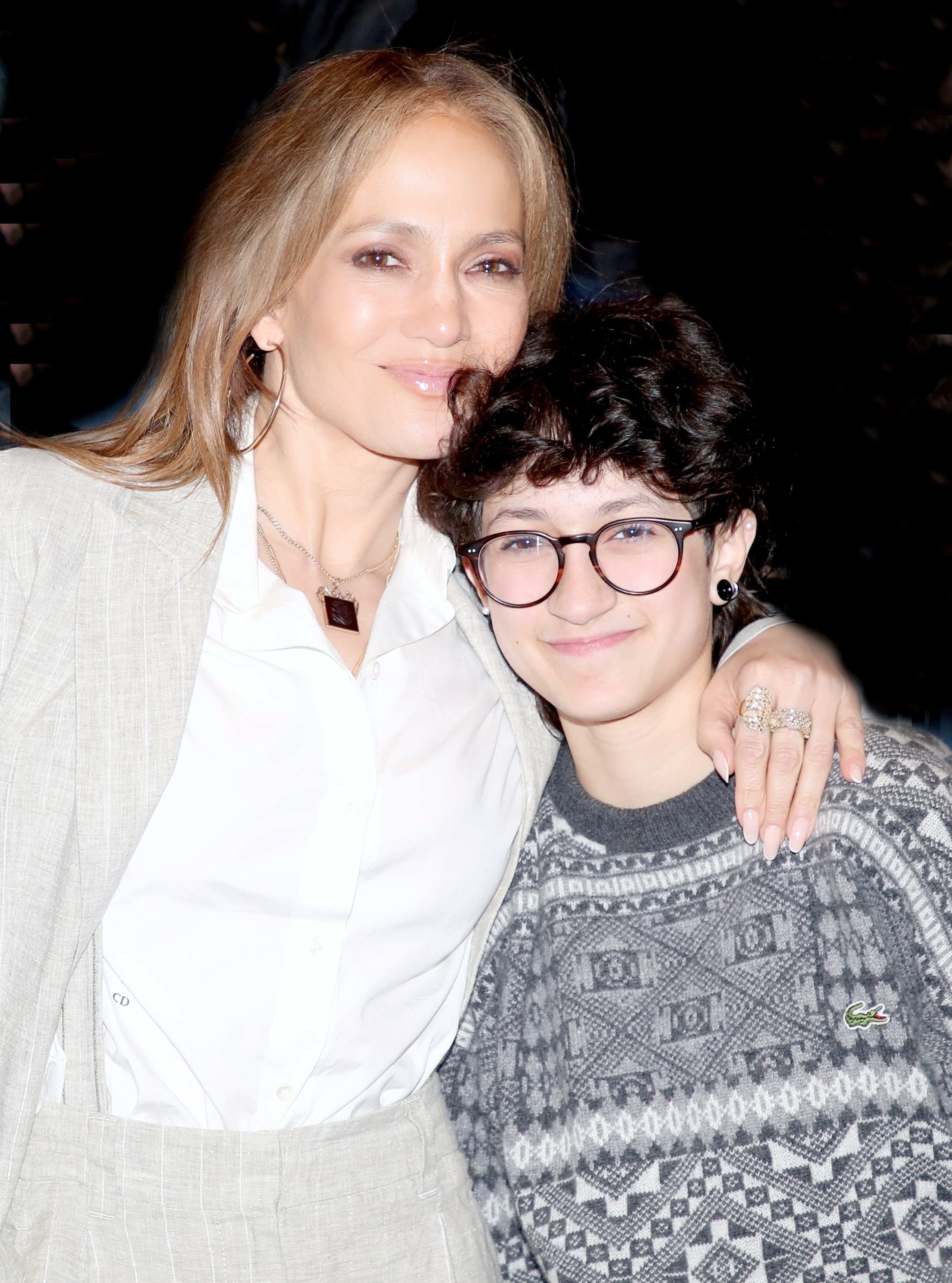 Jennifer Lopez und Emme Maribel Muñiz Anthony posieren hinter der Bühne beim neuen Musical | Quelle: Getty Images