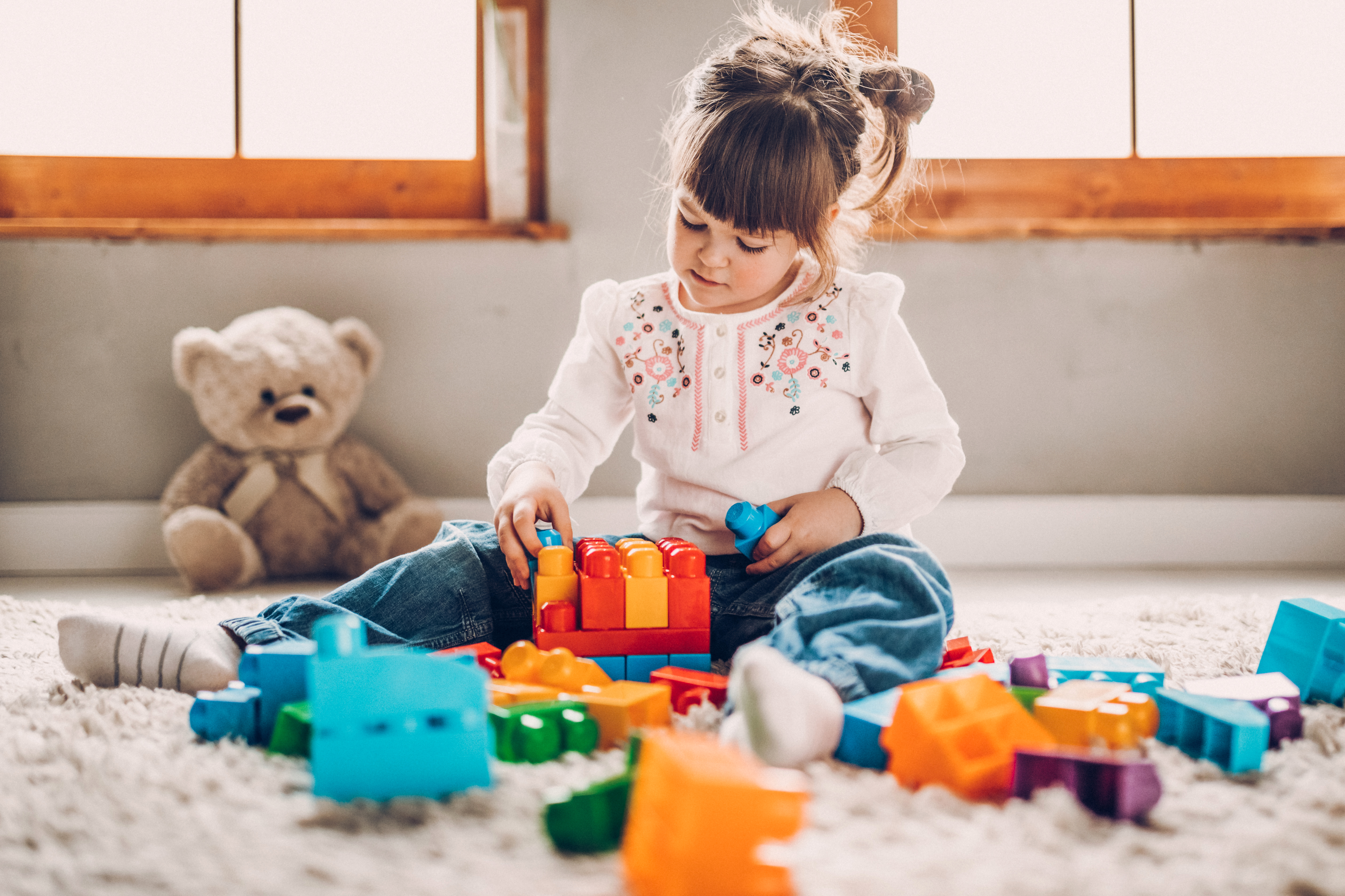 Süßes Kind spielt mit Plastikklötzen | Quelle: Getty Images