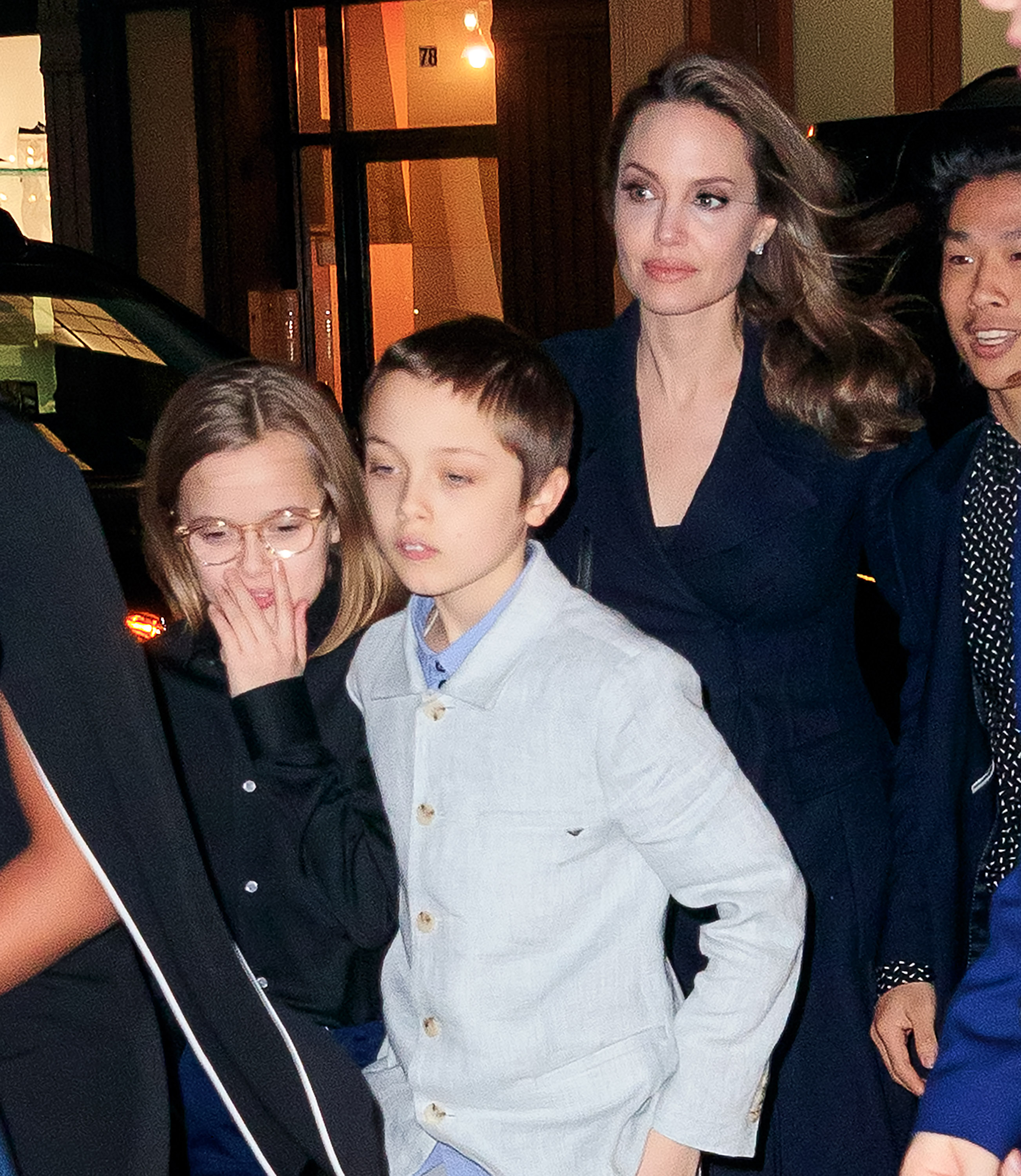 Knox Jolie-Pitt mit seiner Mutter und seinen Geschwistern bei der Vorführung von "The Boy Who Harnessed the Wind" am 25. Februar 2019 in New York City. | Quelle: Getty Images