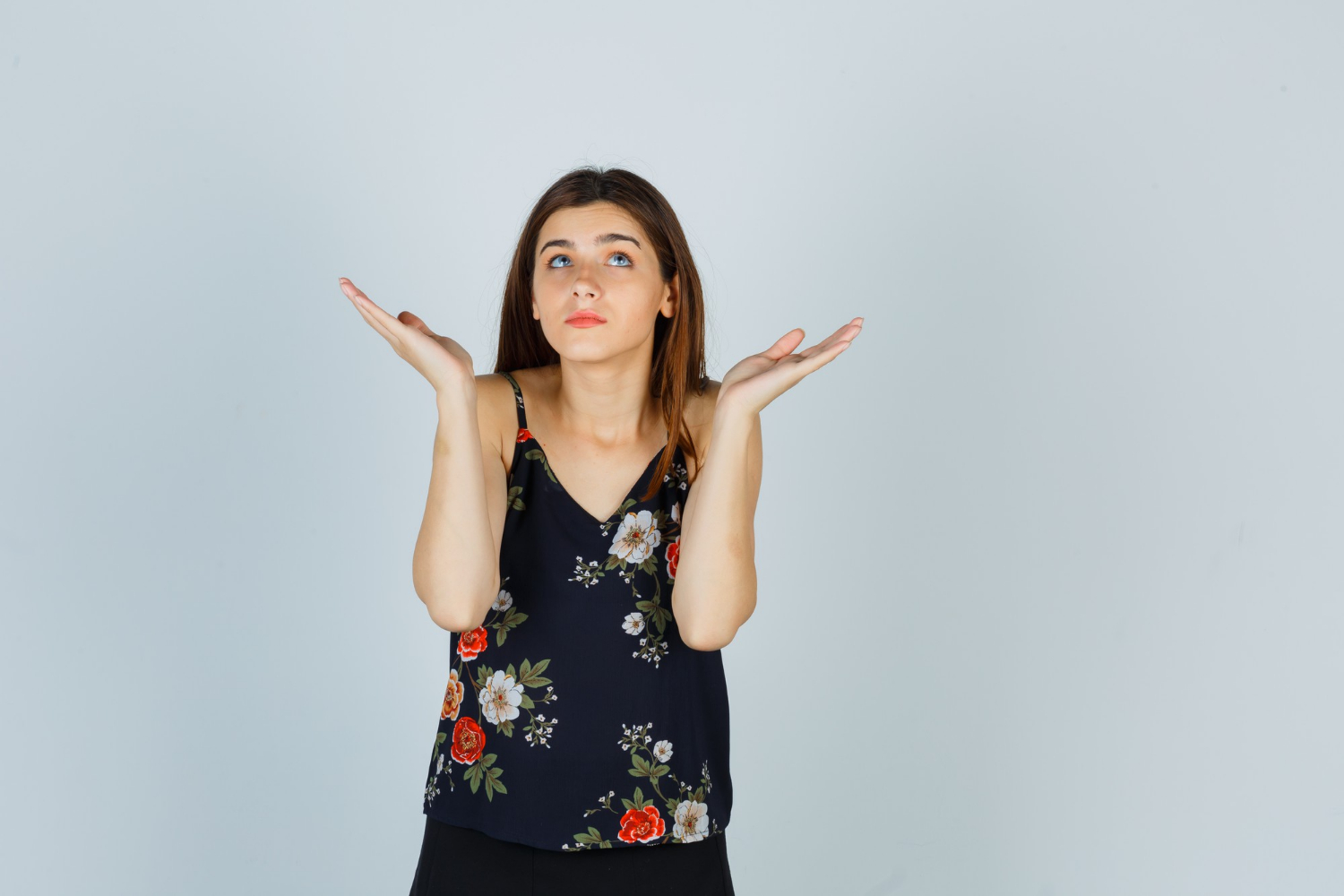 Eine Frau zuckt mit den Schultern | Quelle: Freepik
