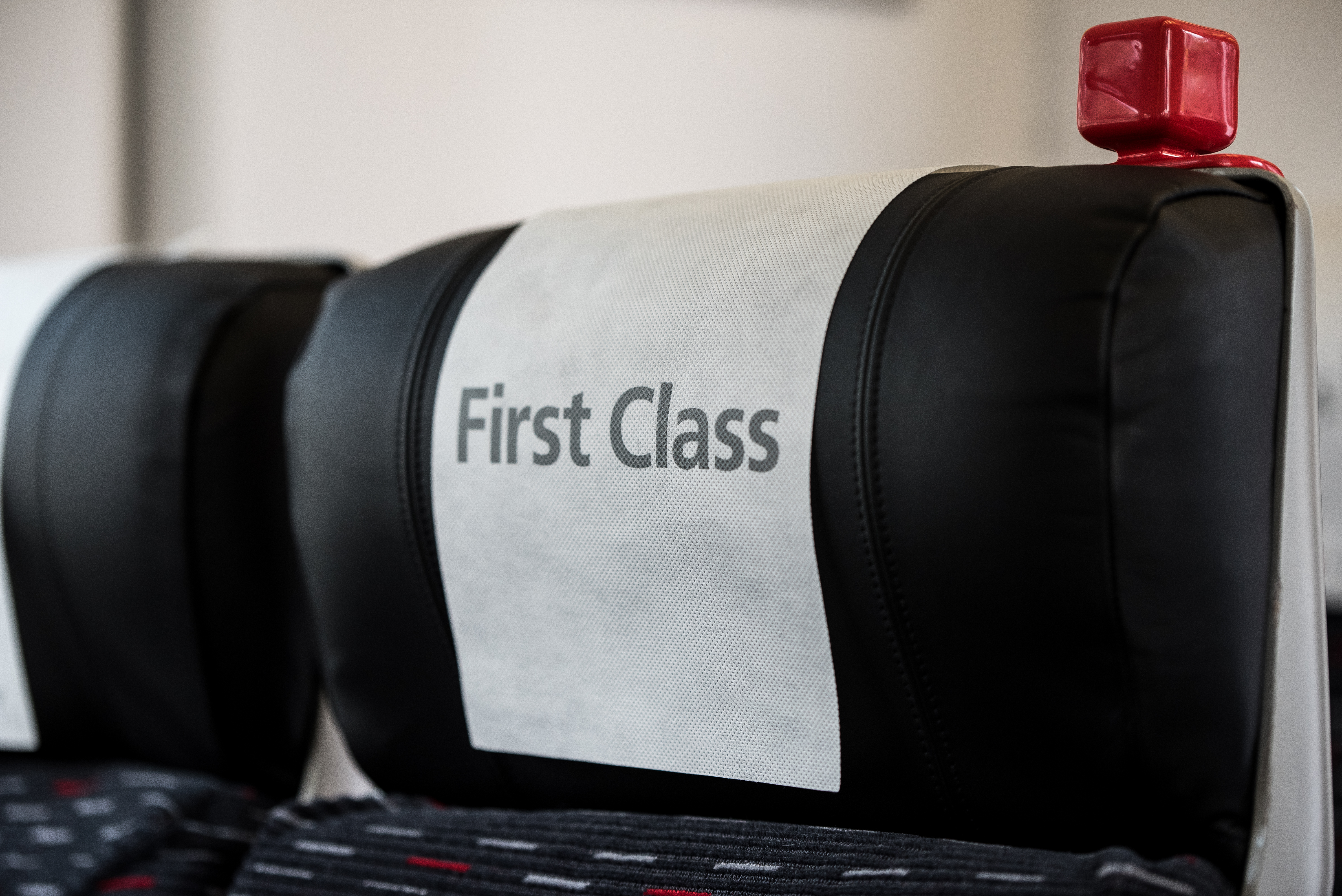Ein Zugsitz mit einem Schild, auf dem "Erste Klasse" steht | Quelle: Shutterstock