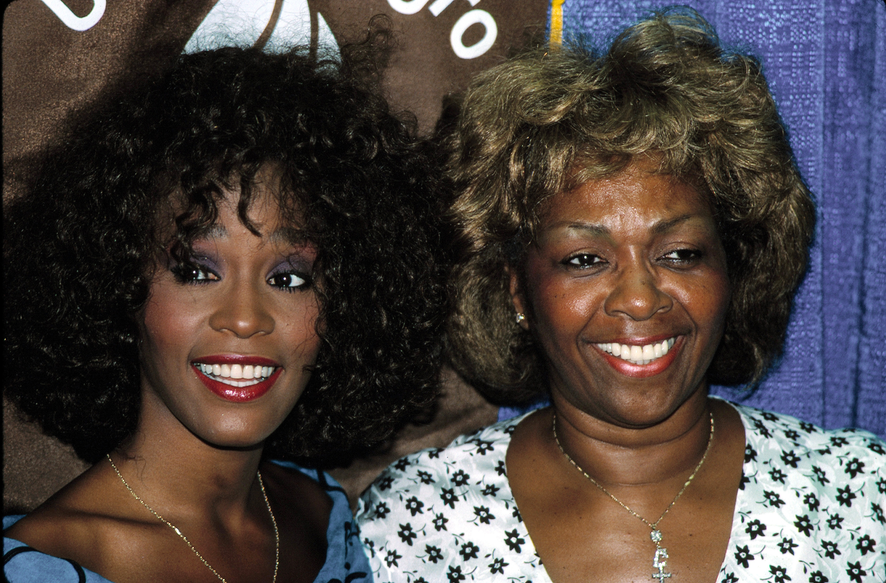 Whitney Houston und ihre Mutter Cissy in New York City, Juli 1988 | Quelle: Getty Images