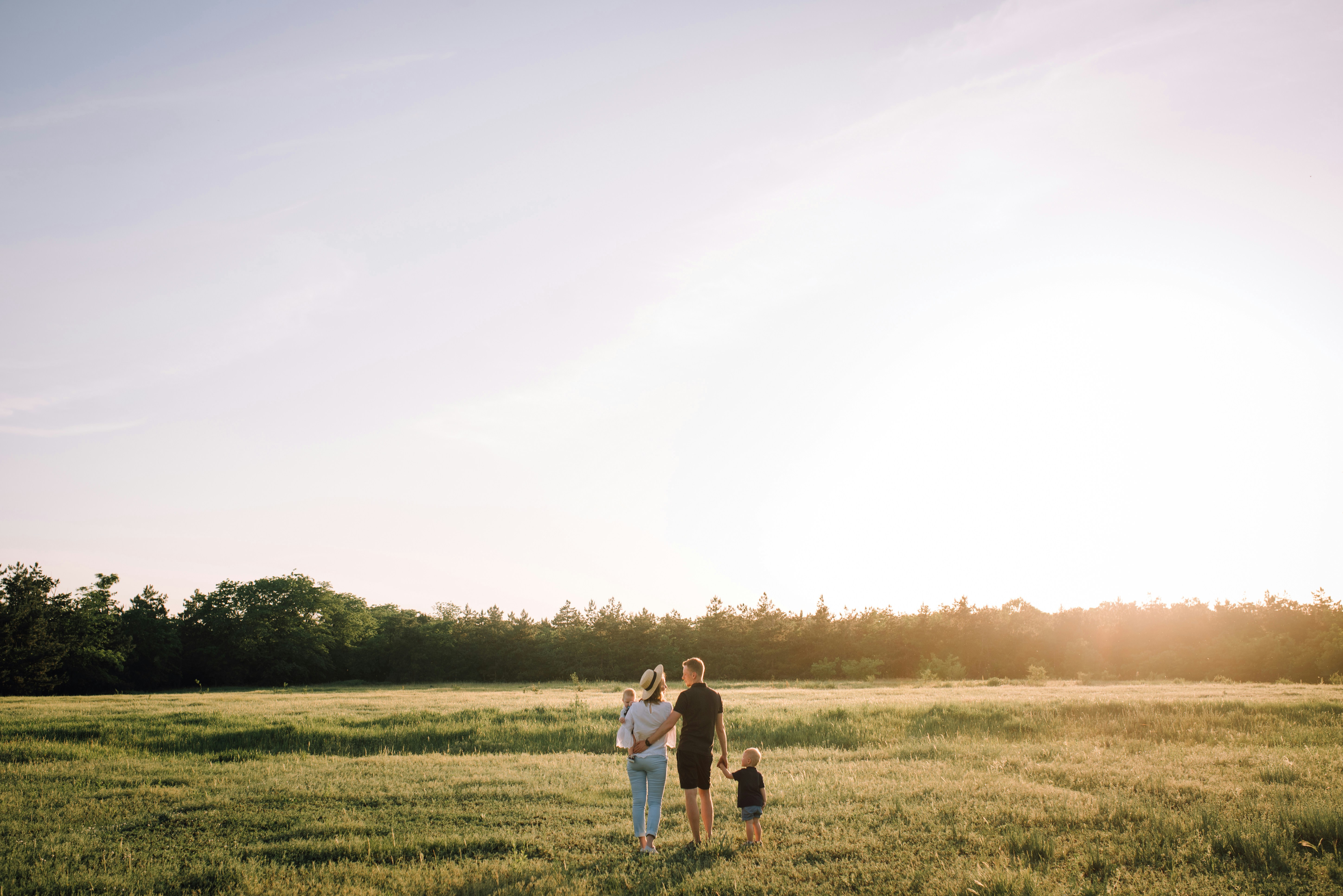 Glückliche Familie auf einem Feld | Quelle: Pexels