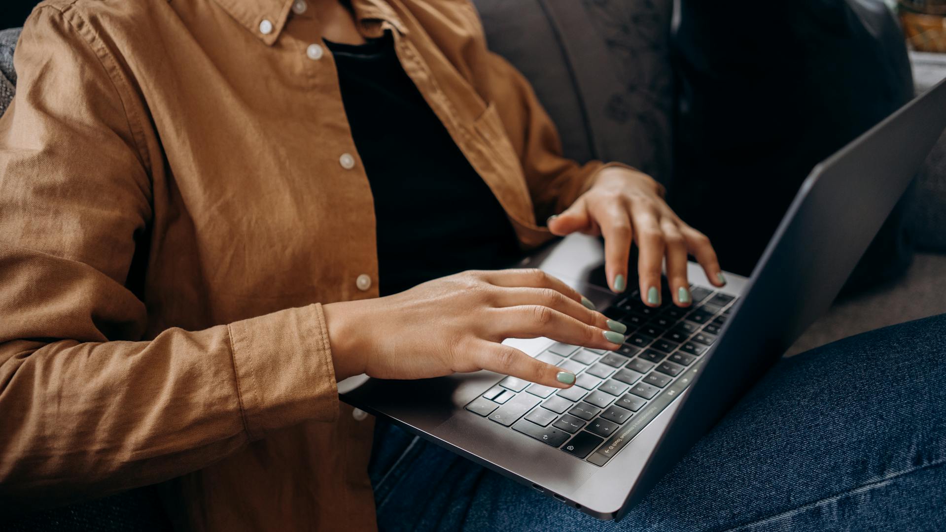 Eine Frau arbeitet an ihrem Laptop | Quelle: Pexels