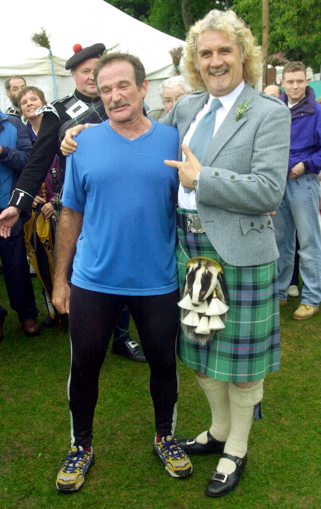 Robin Williams und Billy Connolly bei den Lonach Highland Games am 28. August 2000 in Strathdon bei Balmoral in Schottland. | Quelle: Getty Images