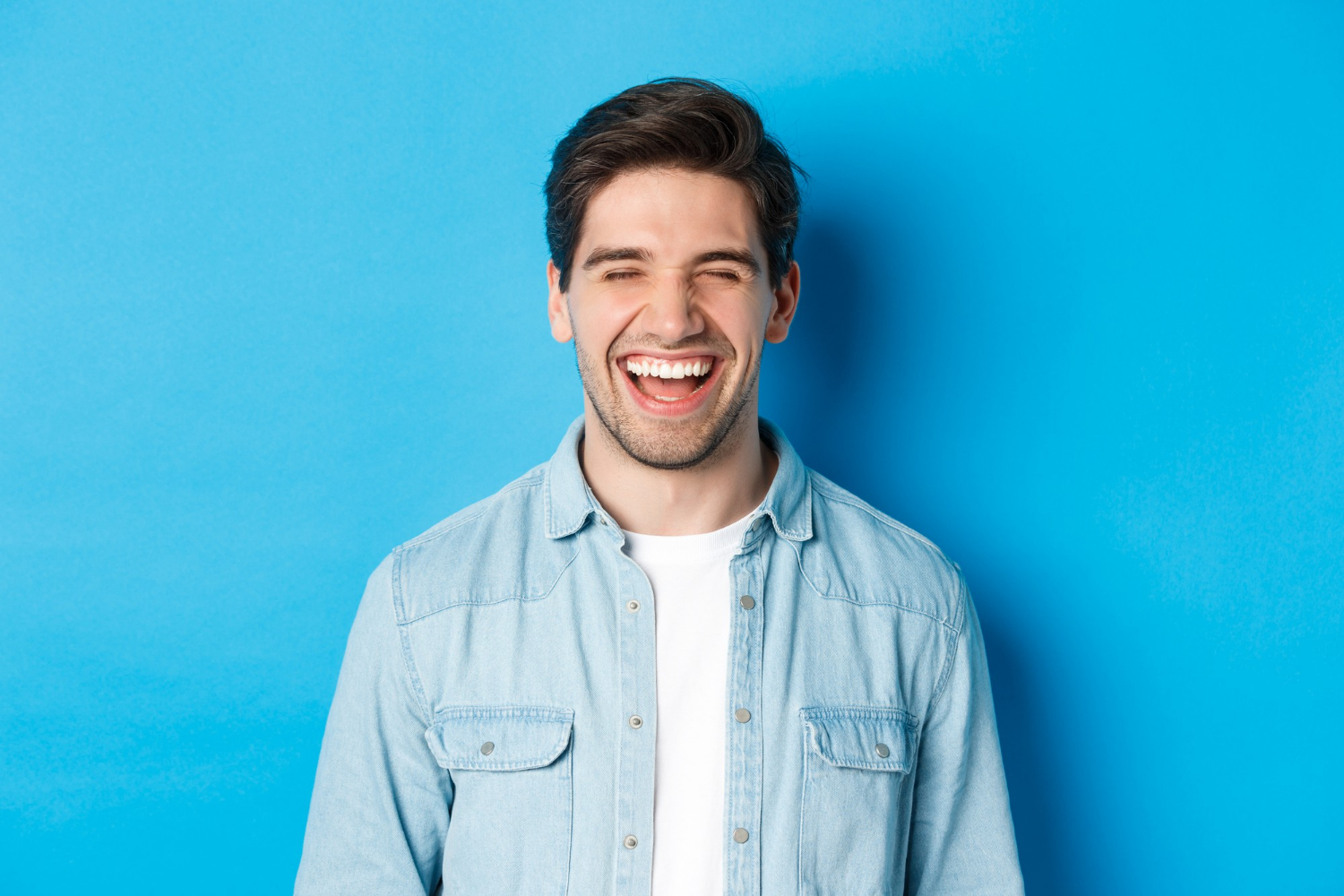 Ein lachender Mann | Quelle: Freepik