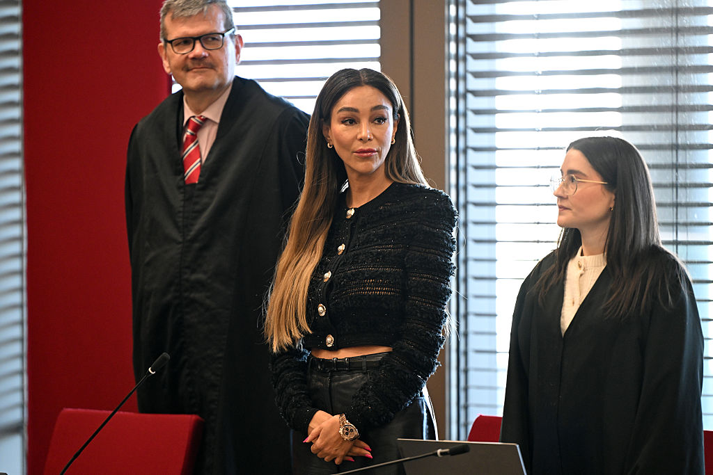 2. März 2026, Nordrhein-Westfalen, Düsseldorf: Verona Pooth, Moderatorin und Werbegesicht, wartet auf den Beginn der Verhandlung. | Quelle: Getty Images