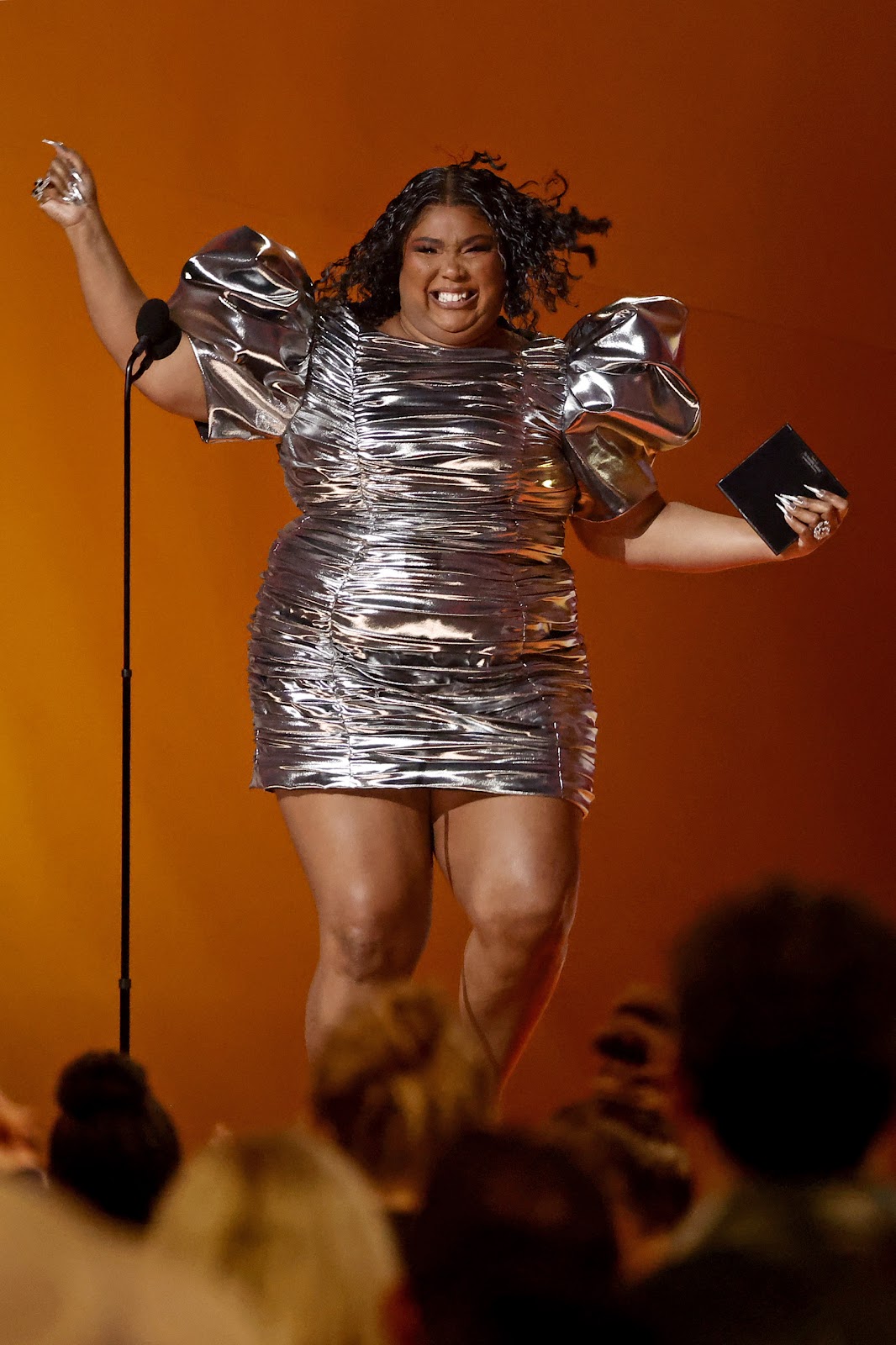 Lizzo nimmt bei den 65. Grammy Awards in Los Angeles, Kalifornien, am 5. Februar 2023 ihren Preis für die Platte des Jahres entgegen. | Quelle: Getty Images