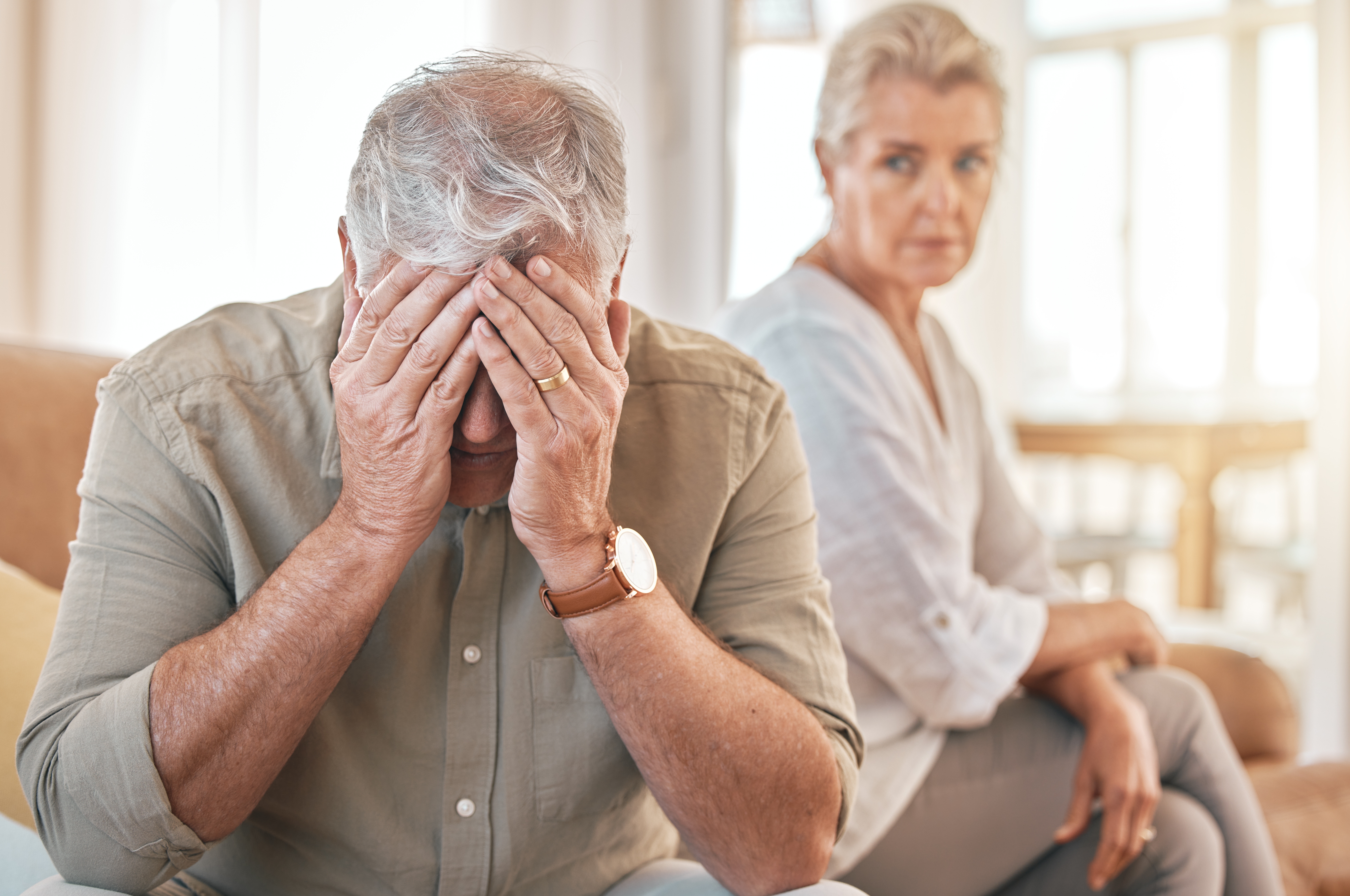 Älteres Ehepaar, das sich nach einem großen Konflikt auseinander gelebt hat | Quelle: Shutterstock