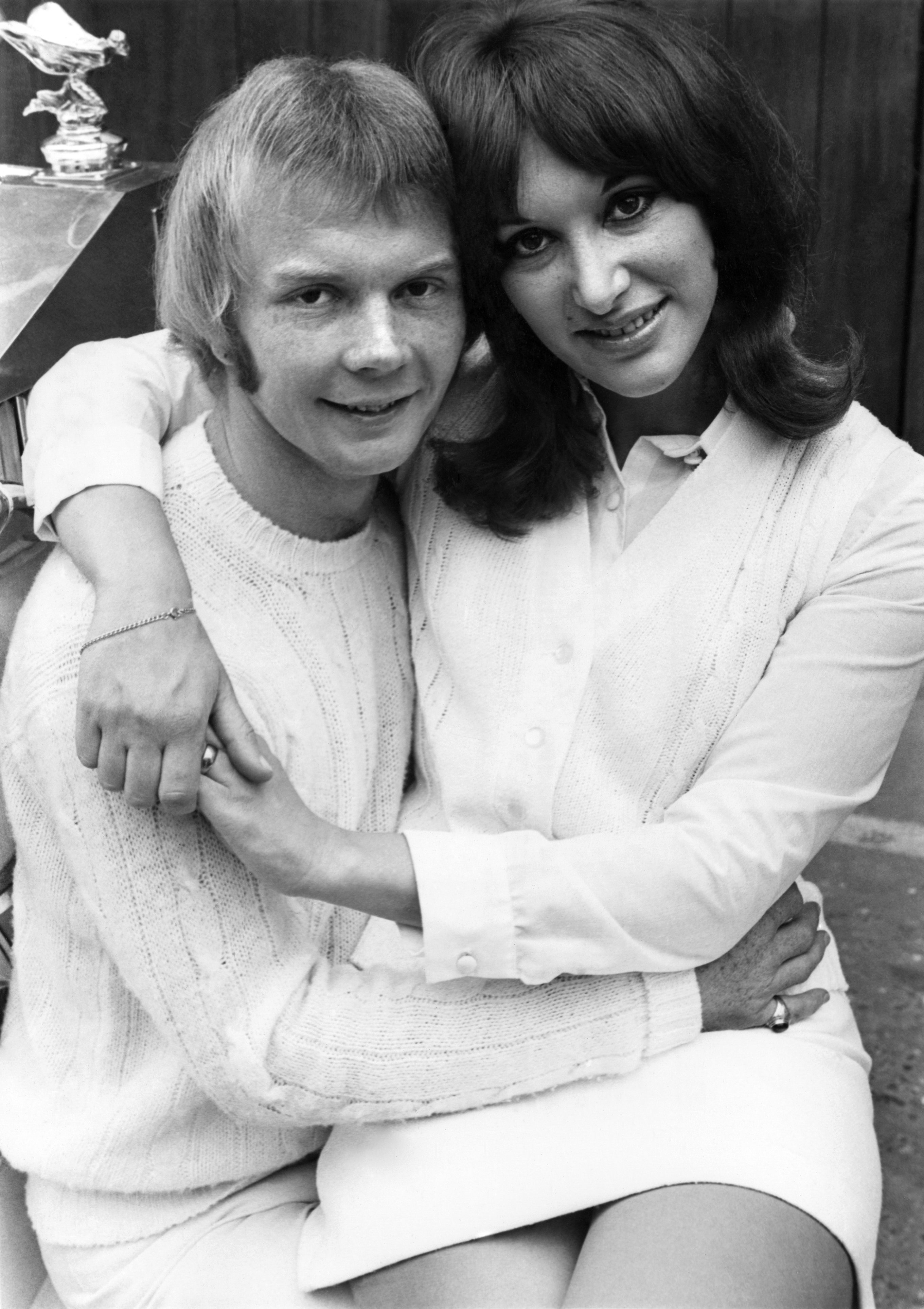 Colin Petersen und seine Braut Joanne Newfield auf ihrer Hochzeitsreise auf Mallorca, Spanien, im Juni 1968 | Quelle: Getty Images