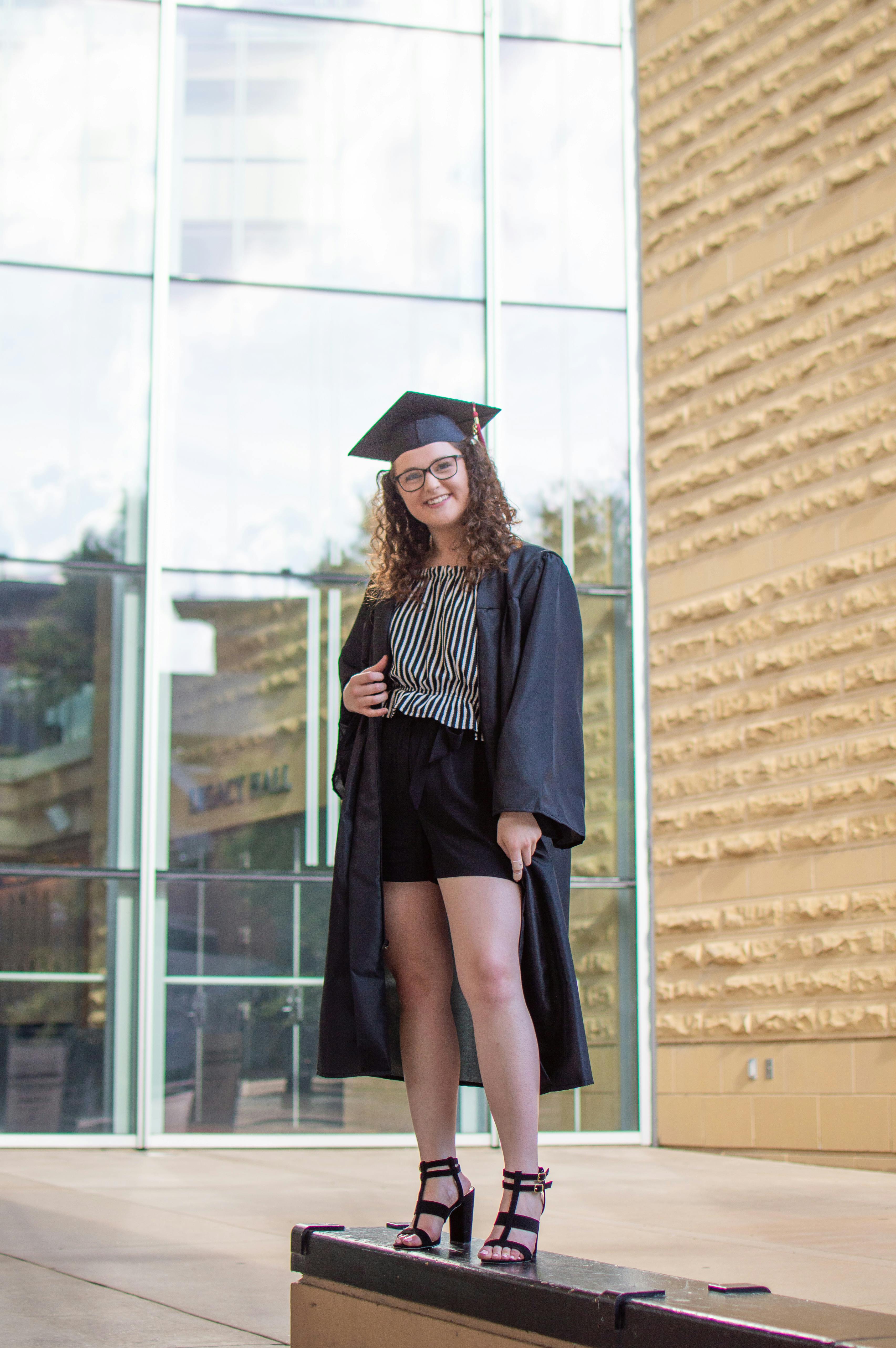 Ein stolzer College-Absolvent posiert für ein Foto | Quelle: Pexels