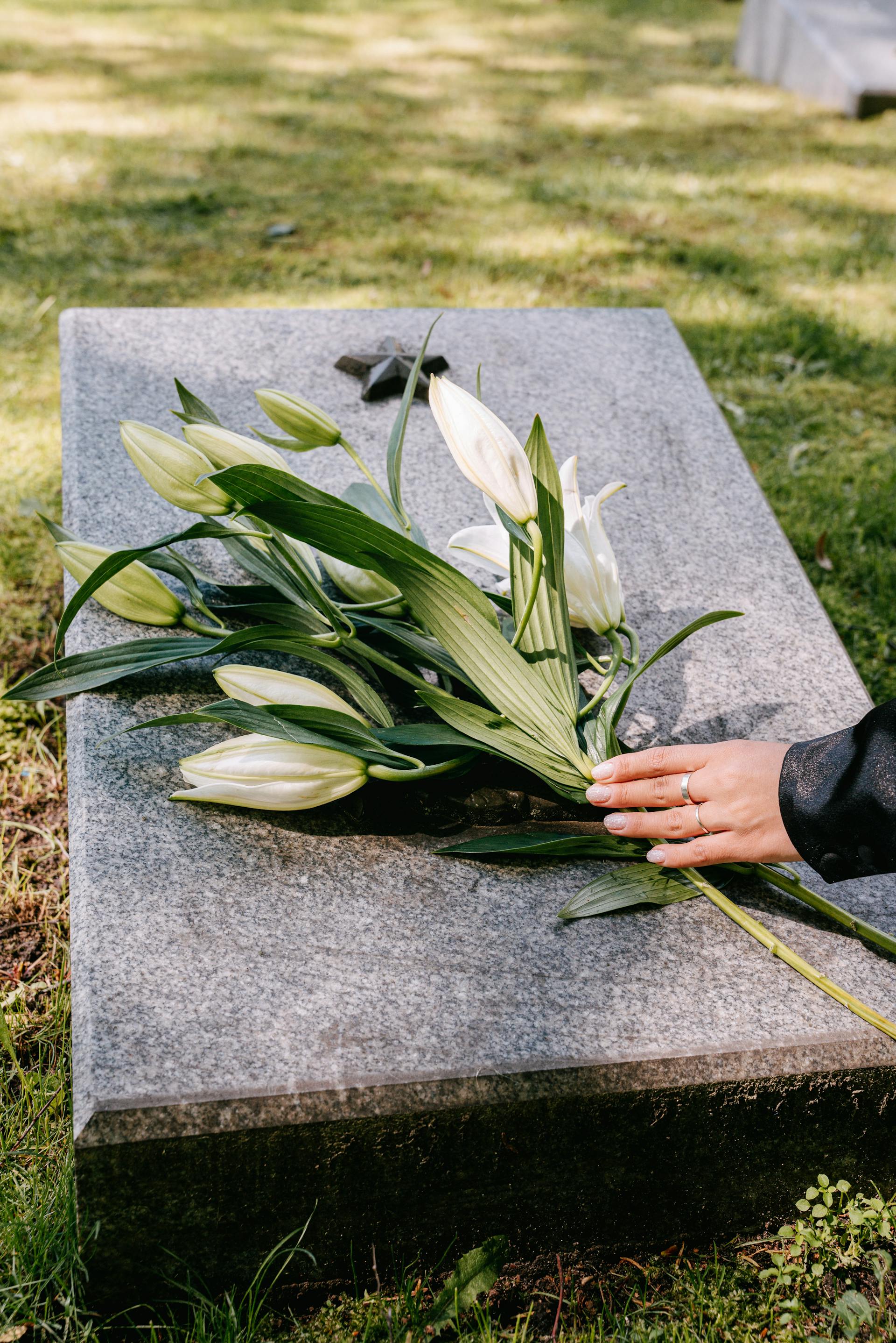 Blumen auf einem Grabstein | Quelle: Pexels