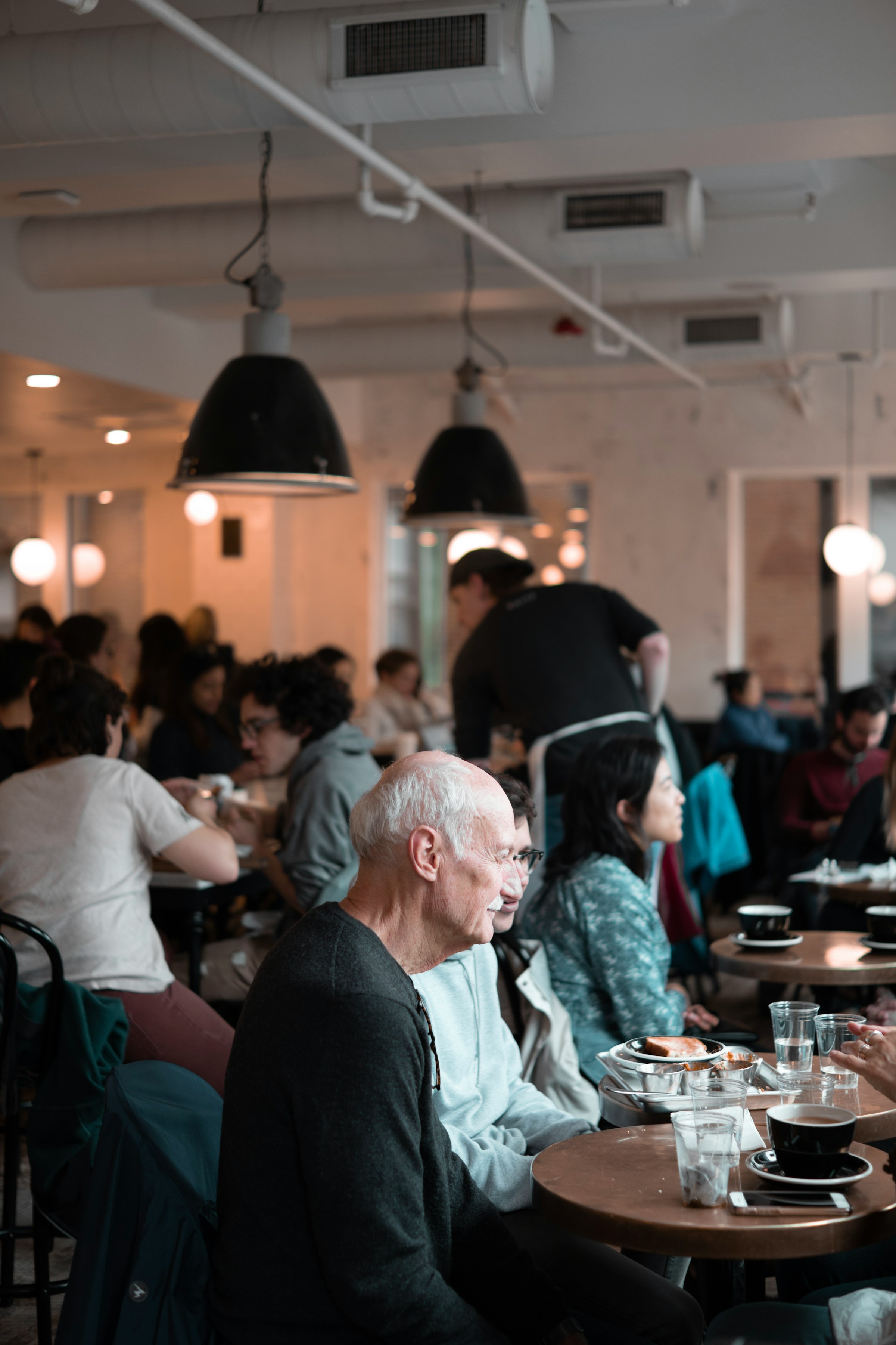 Menschen in einer belebten Bäckerei | Quelle: Unsplash