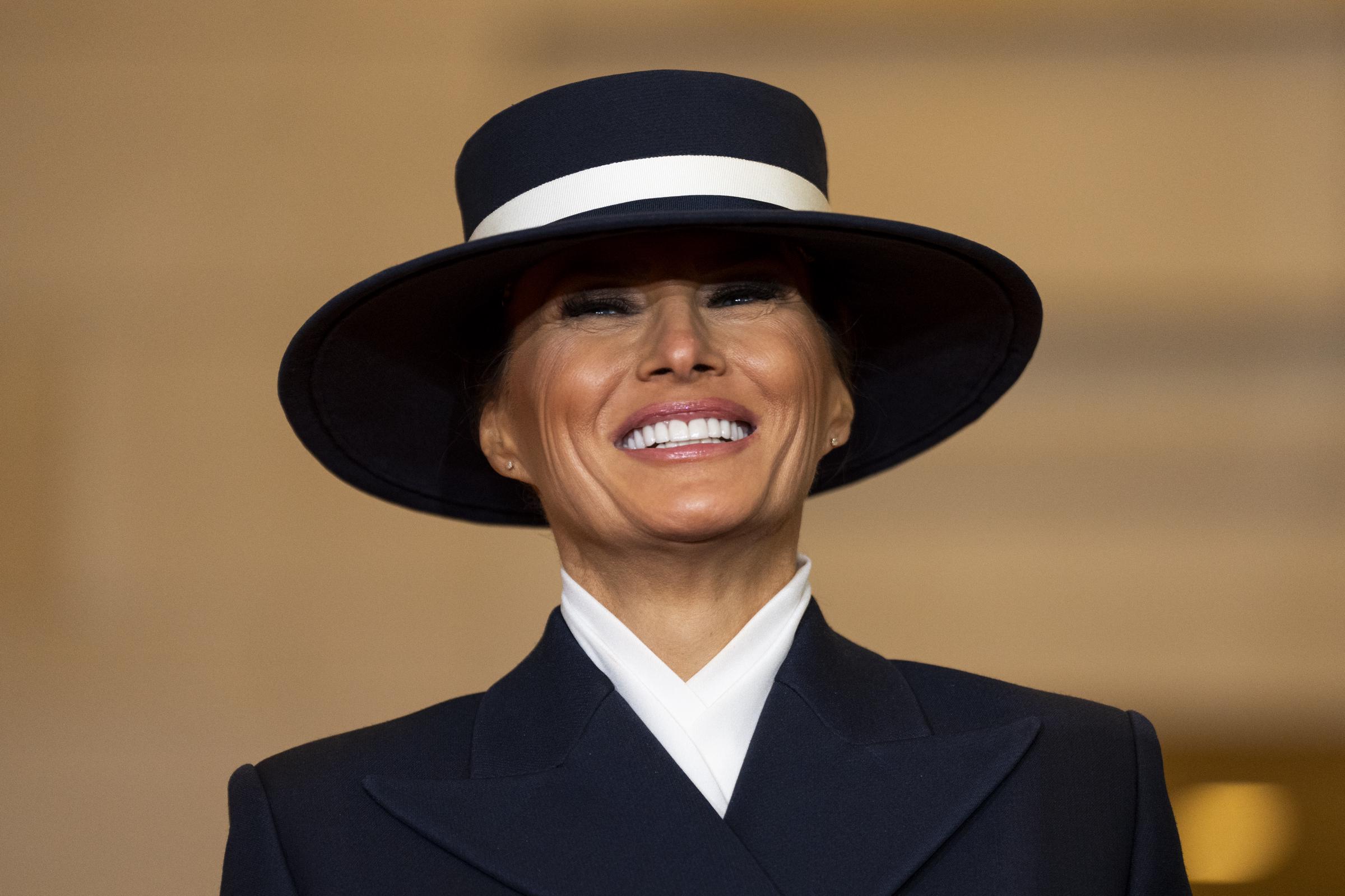 Melania Trump lächelt während der zweiten Amtseinführung ihres Mannes. | Quelle: Getty Images