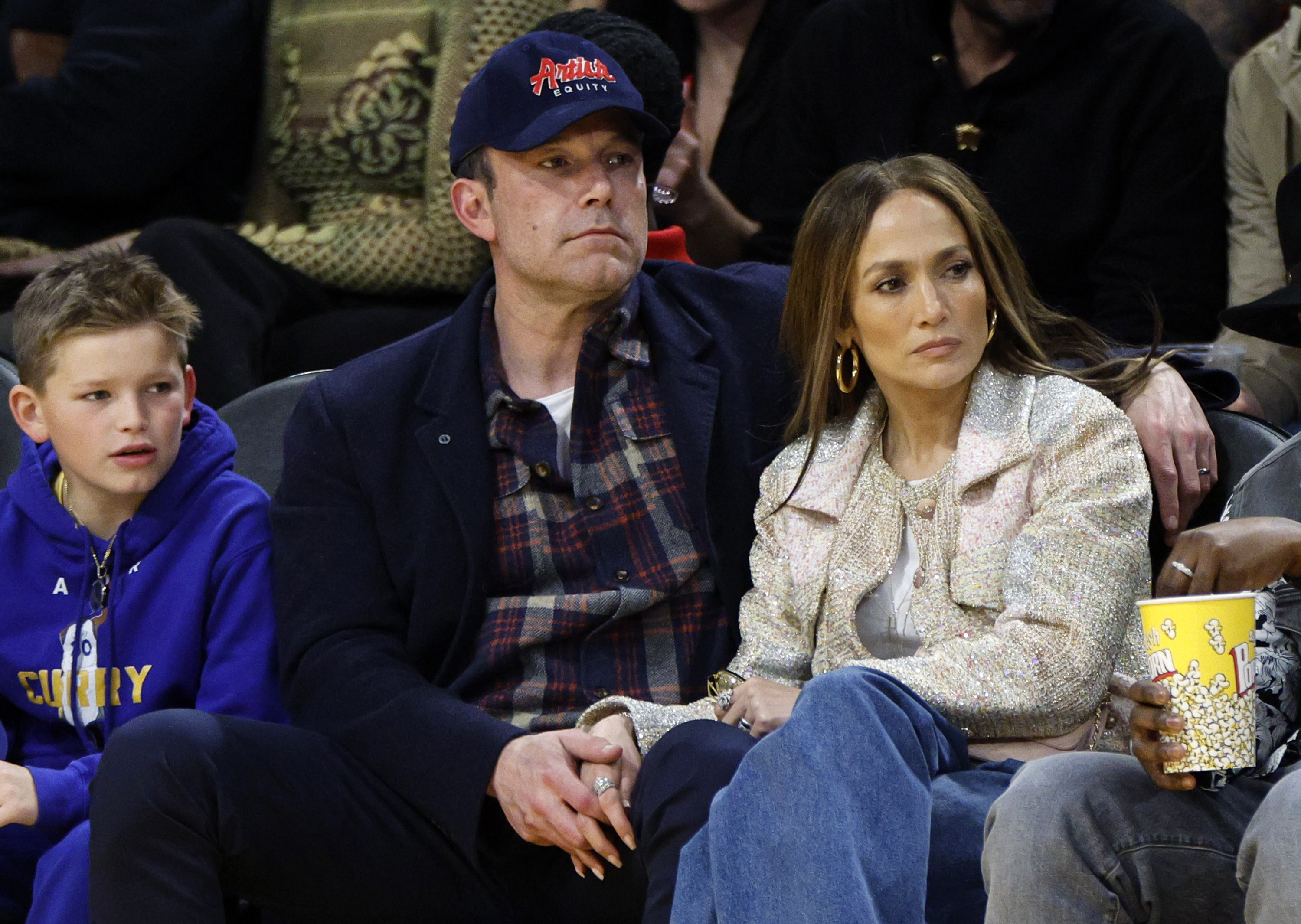 Samuel Garner Affleck, Ben Affleck und Jennifer Lopez besuchen ein Basketballspiel zwischen den Los Angeles Lakers und den Golden State Warriors in Los Angeles, Kalifornien, am 16. März 2024 | Quelle: Getty Images