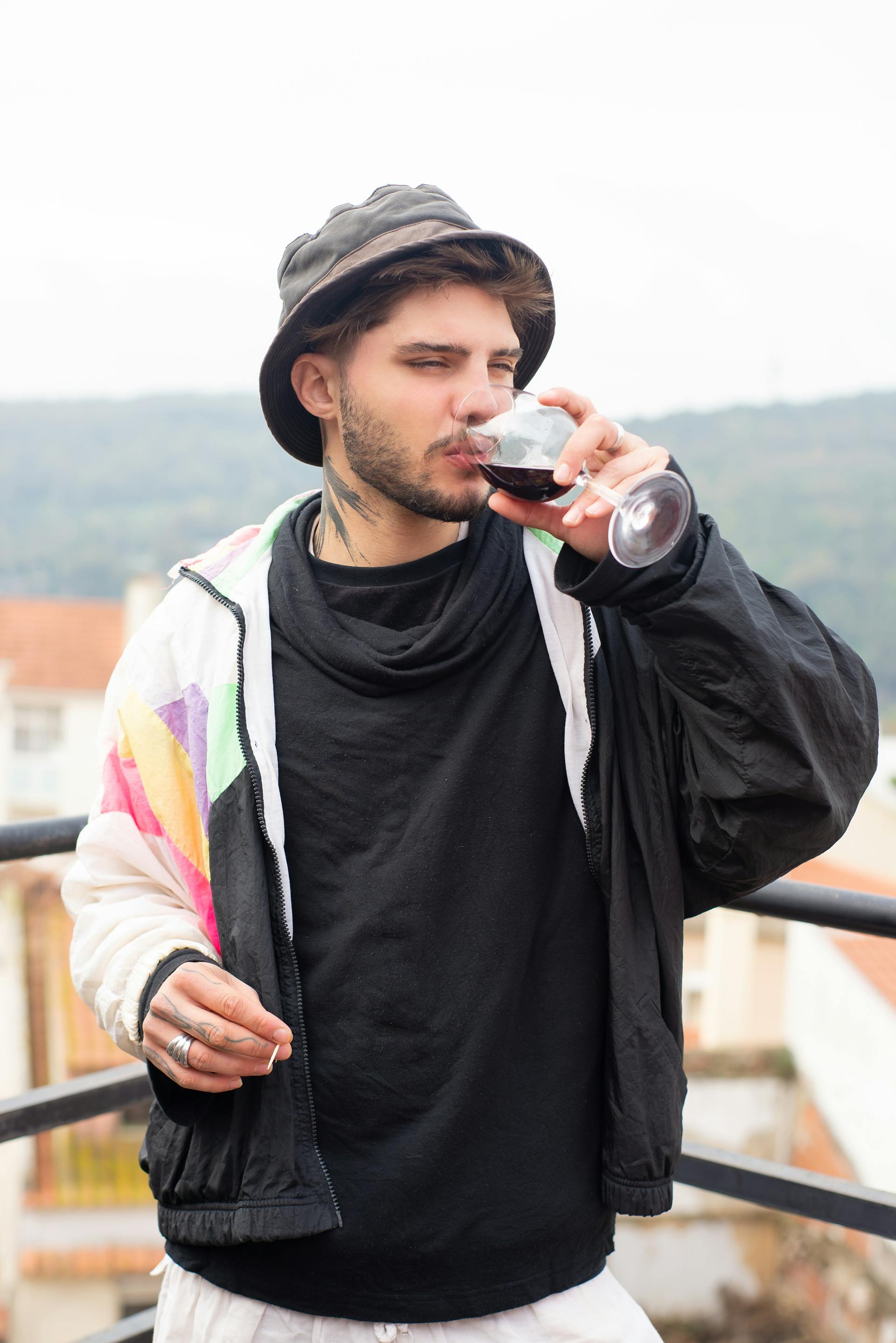 Ein Mann trinkt Wein | Quelle: Pexels