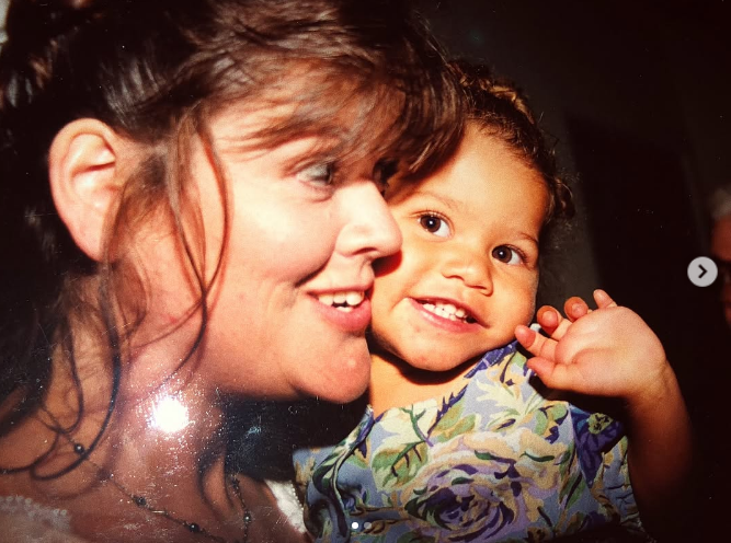 Sie wuchs inmitten der tiefen Liebe und Unterstützung ihrer Eltern auf. Auf diesem Foto posiert sie als Kleinkind zusammen mit ihrer Mutter Claire Stoermer – ein Rückblick-Foto, das am 13. Mai 2018 hochgeladen wurde. | Quelle: Instagram/zendaya