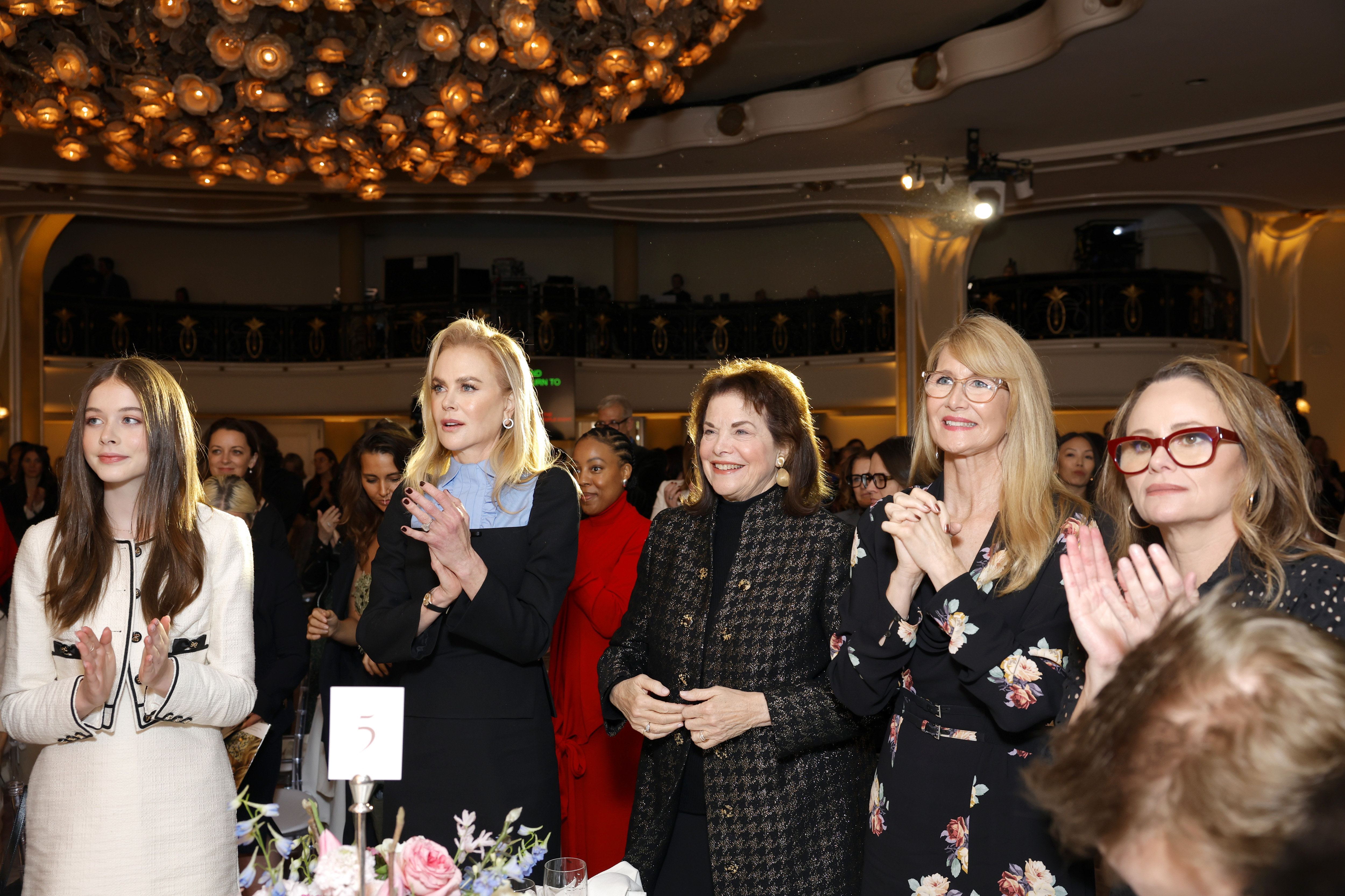 Faith Margaret Kidman-Urban, Nicole Kidman, Sherry Lansing, Laura Dern und Jayme Lemons bei The Hollywood Reporter Women in Entertainment 2024 | Quelle: Getty Images