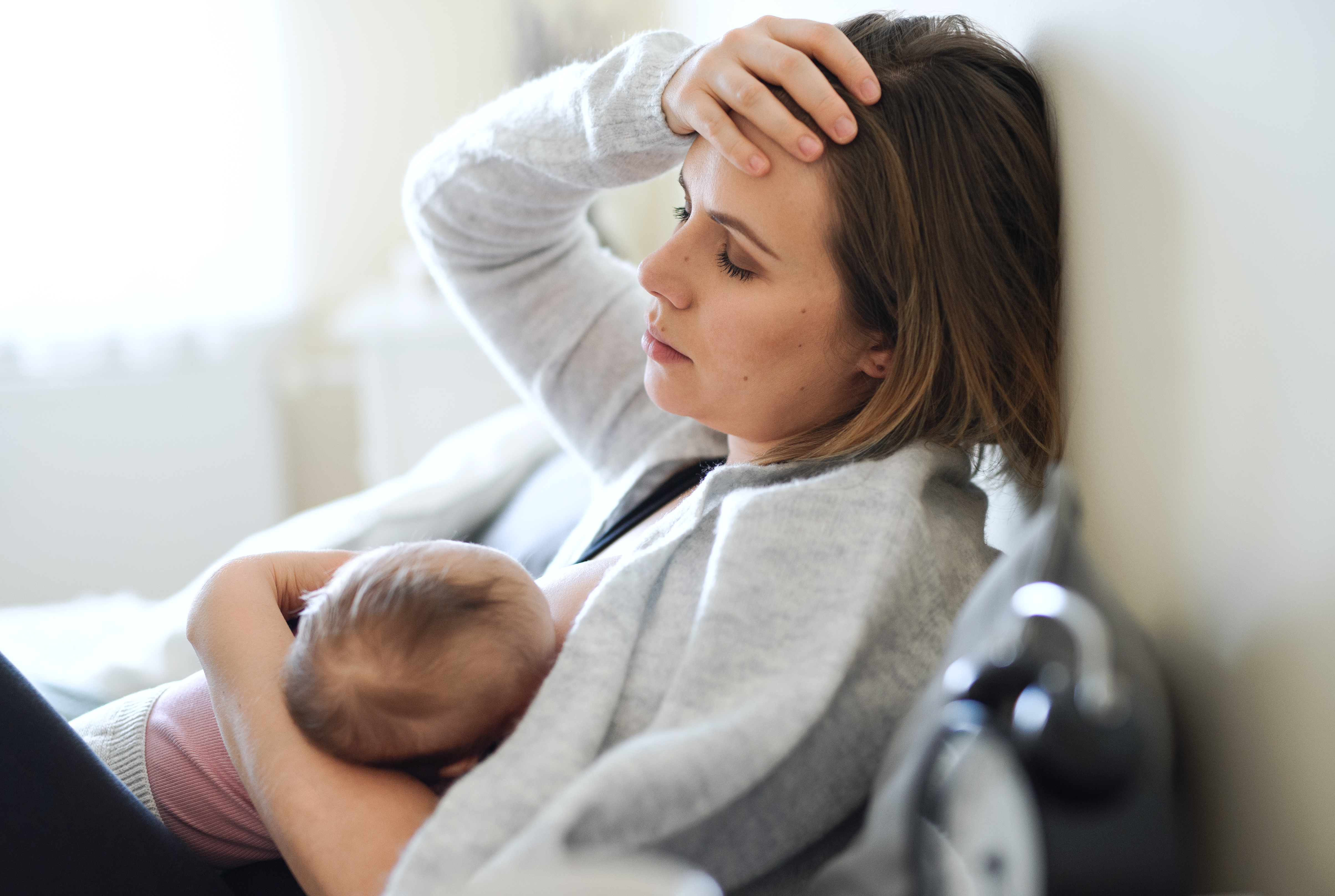 Eine erschöpfte Frau hält ein Baby | Quelle: Getty Images