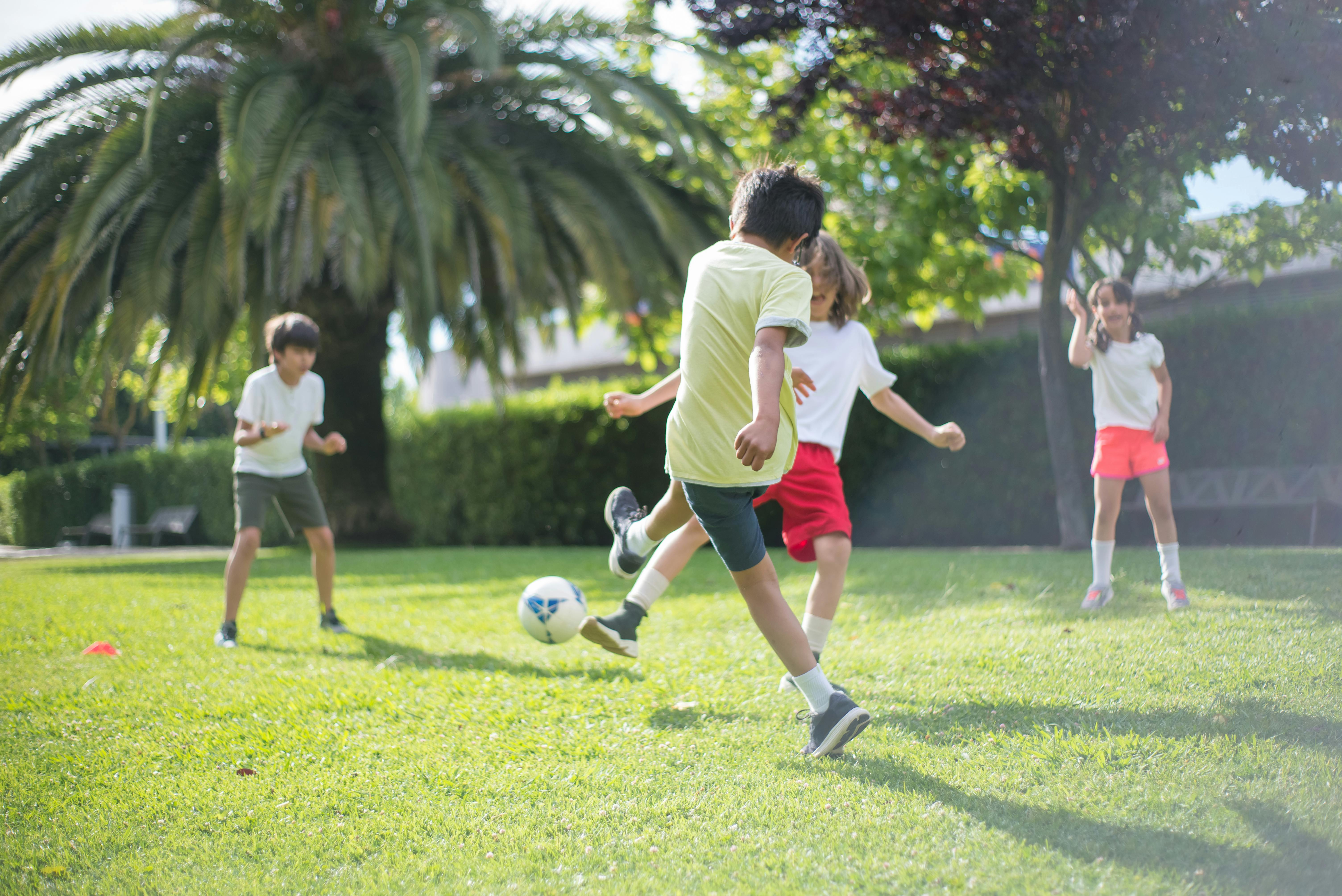 Kinder spielen Fußball auf dem Feld | Quelle: Pexels